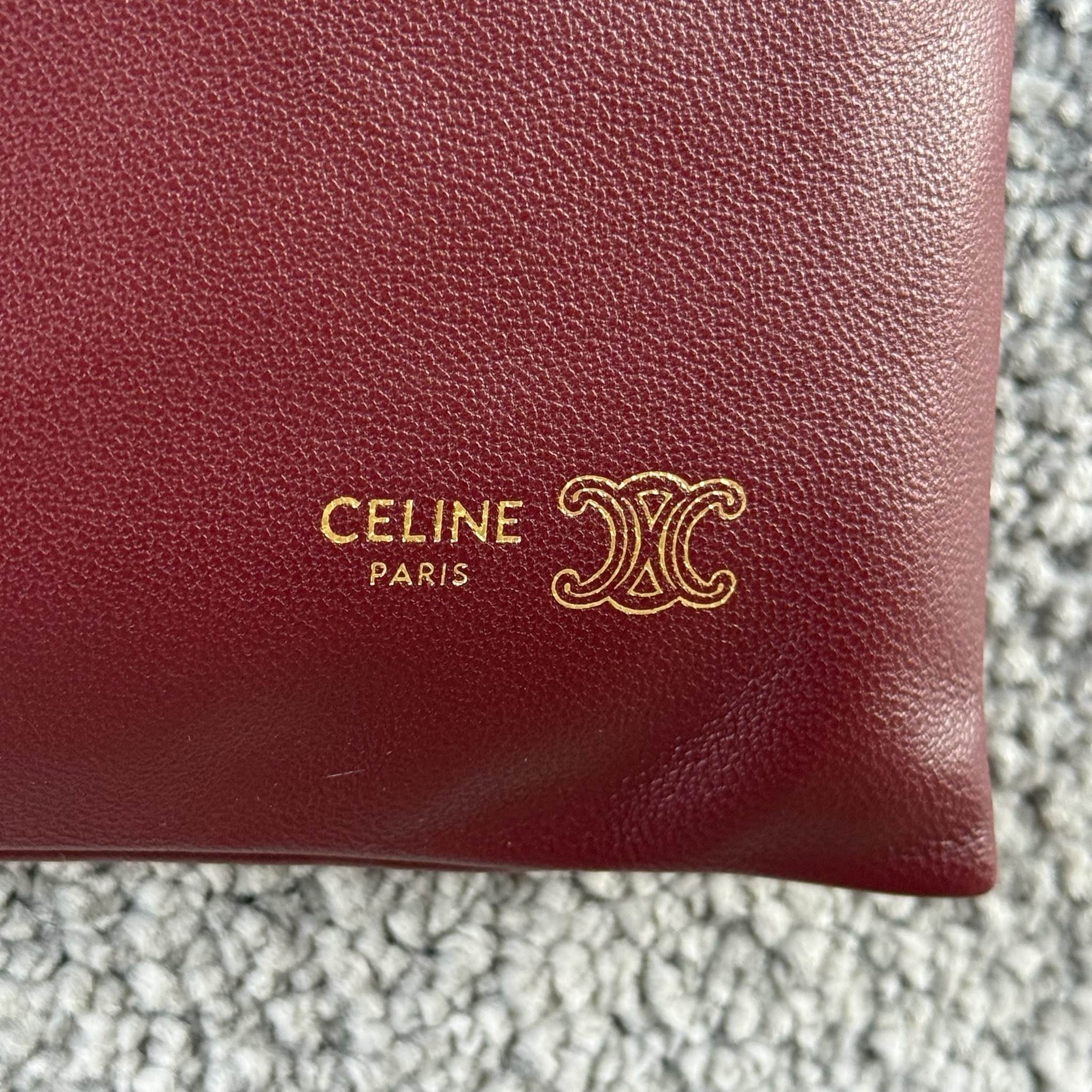 新款福袋，小号CRYSTAL POUCH手袋(29X32X0.5厘米)羊皮革织物，配TRIOMPHE印花