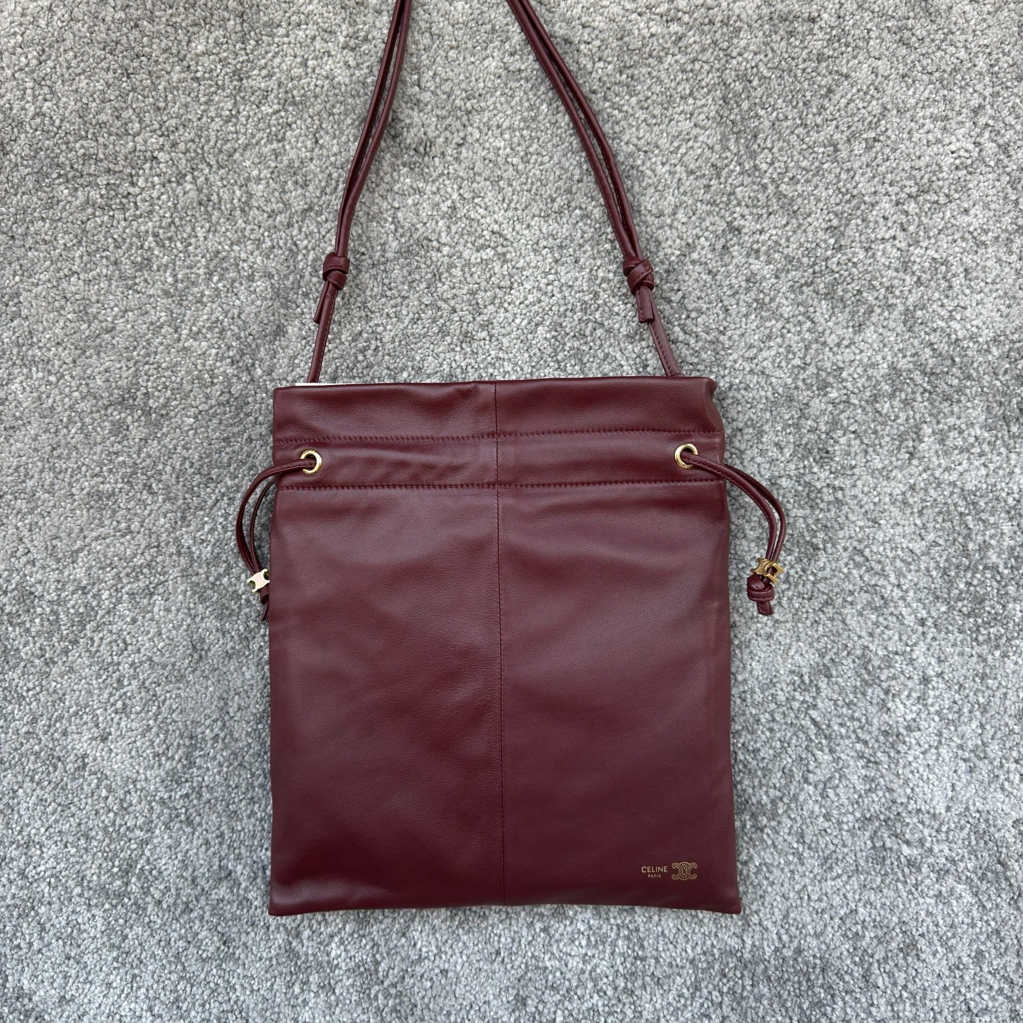 新款福袋，小号CRYSTAL POUCH手袋(29X32X0.5厘米)羊皮革织物，配TRIOMPHE印花