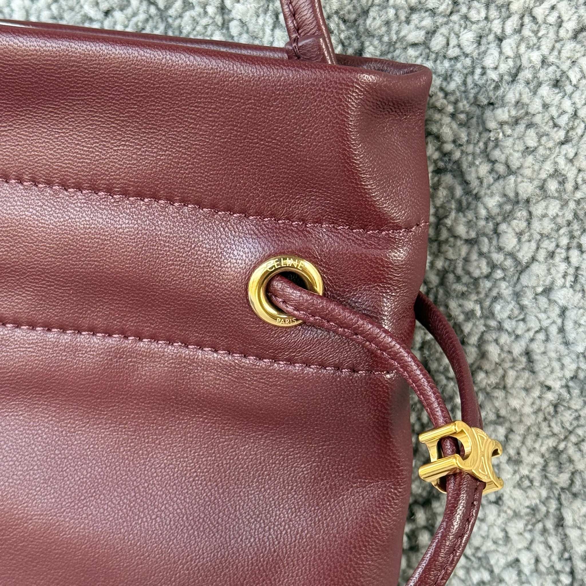 新款福袋，小号CRYSTAL POUCH手袋(29X32X0.5厘米)羊皮革织物，配TRIOMPHE印花