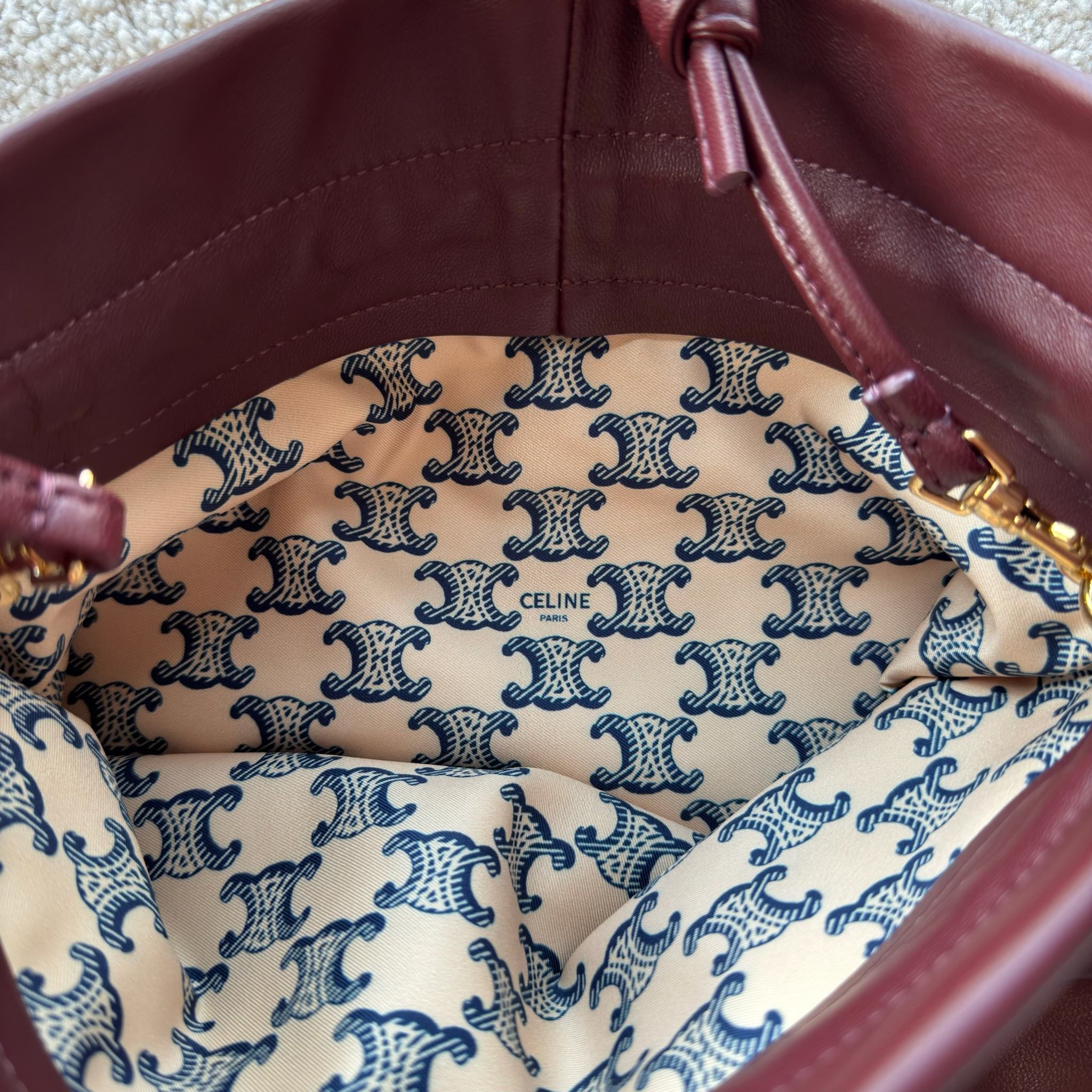 新款福袋，小号CRYSTAL POUCH手袋(29X32X0.5厘米)羊皮革织物，配TRIOMPHE印花