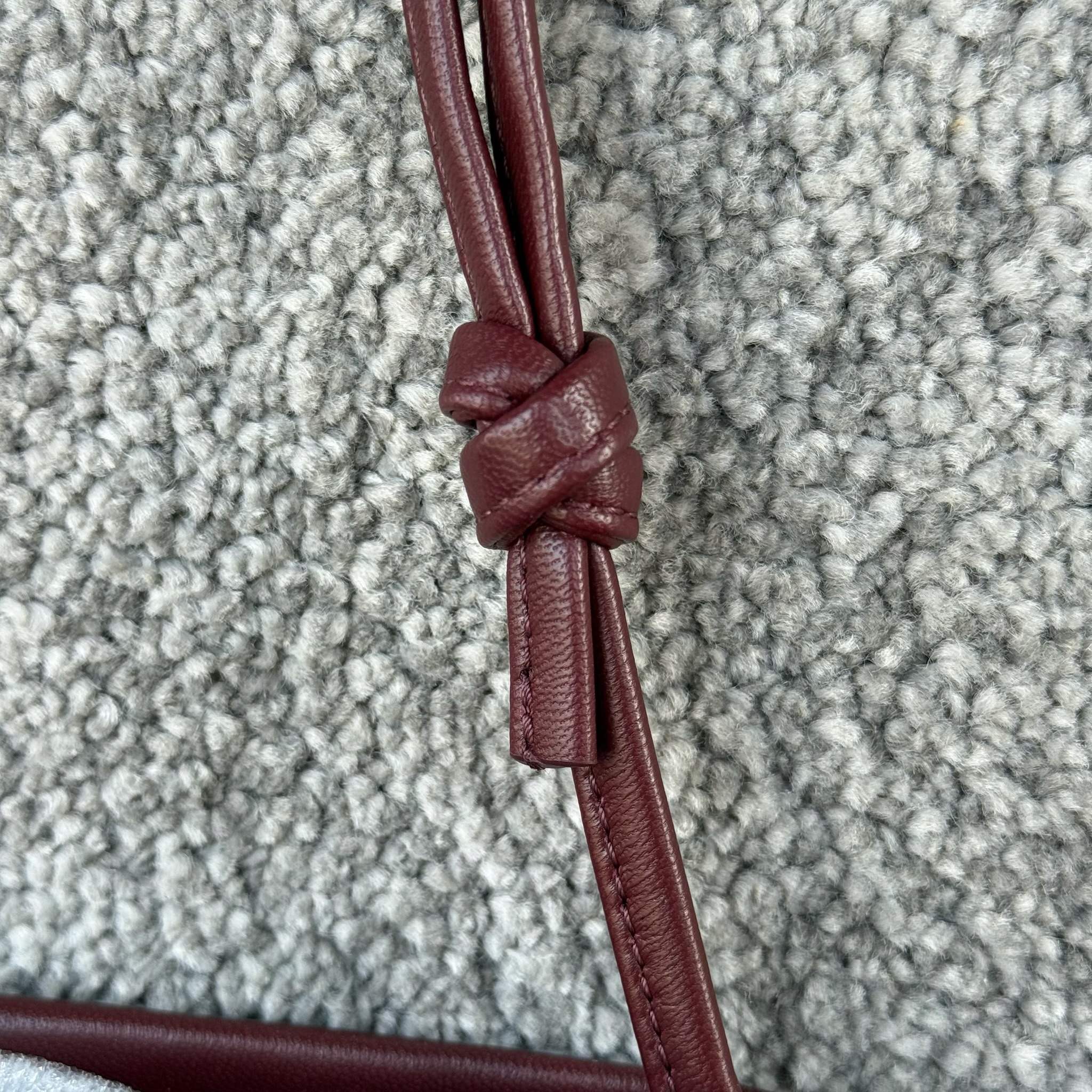 新款福袋，小号CRYSTAL POUCH手袋(29X32X0.5厘米)羊皮革织物，配TRIOMPHE印花