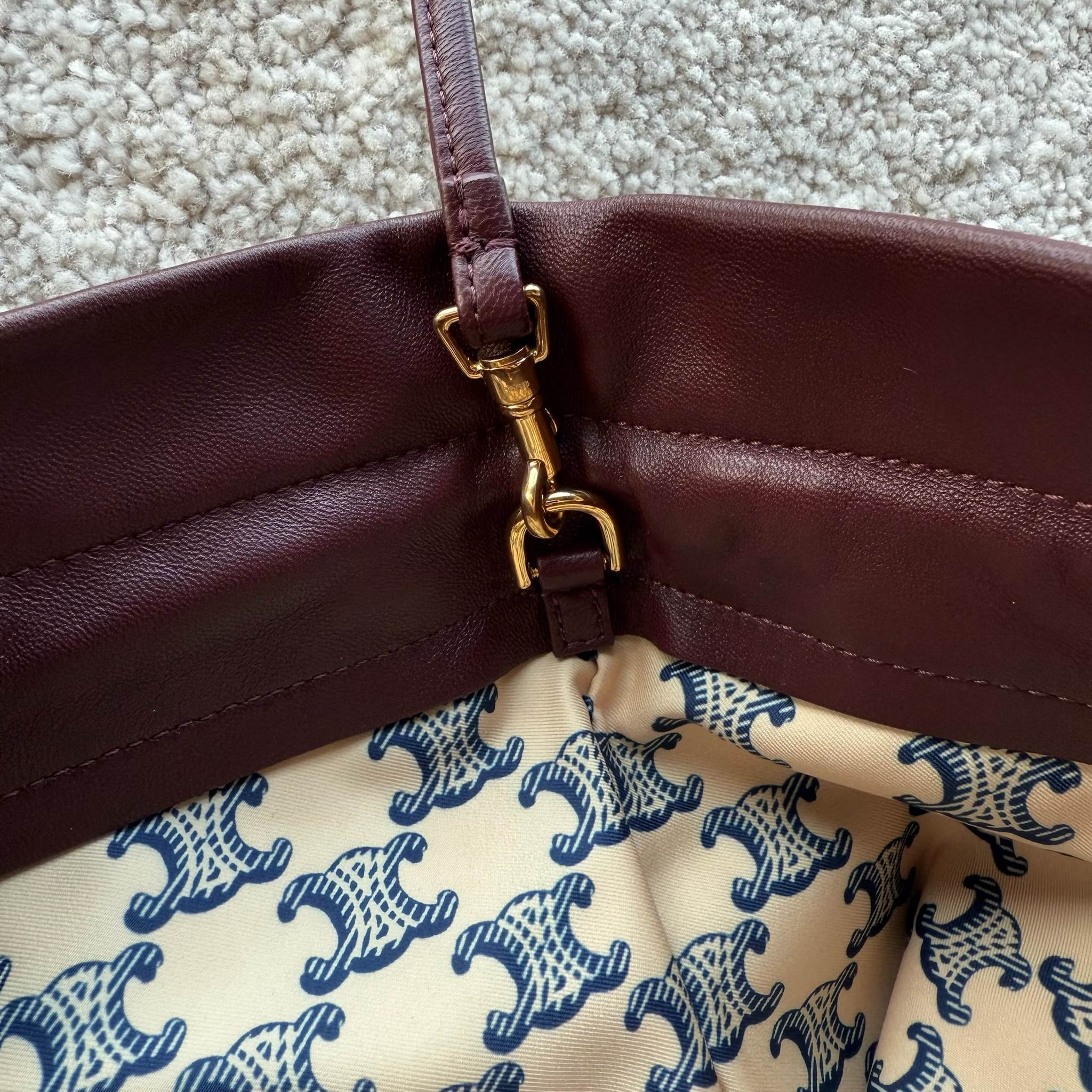 新款福袋，小号CRYSTAL POUCH手袋(29X32X0.5厘米)羊皮革织物，配TRIOMPHE印花