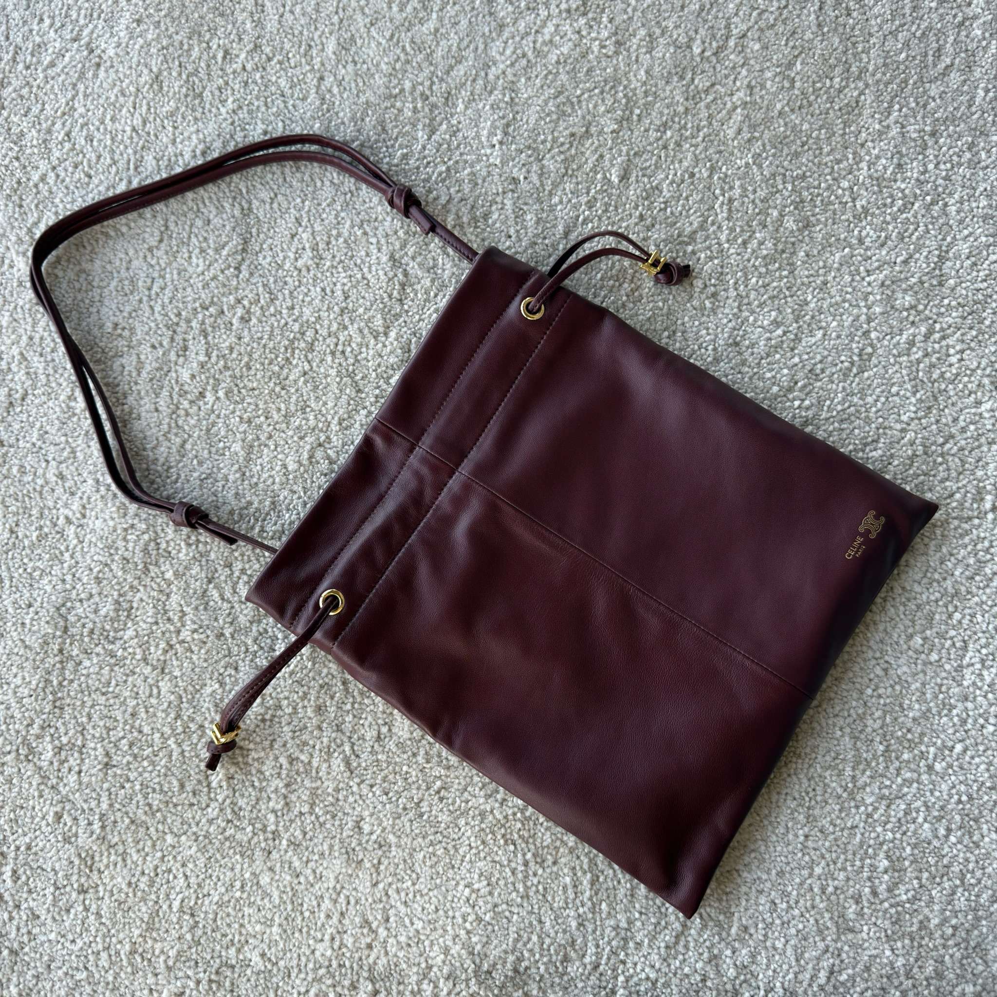 新款福袋，小号CRYSTAL POUCH手袋(29X32X0.5厘米)羊皮革织物，配TRIOMPHE印花