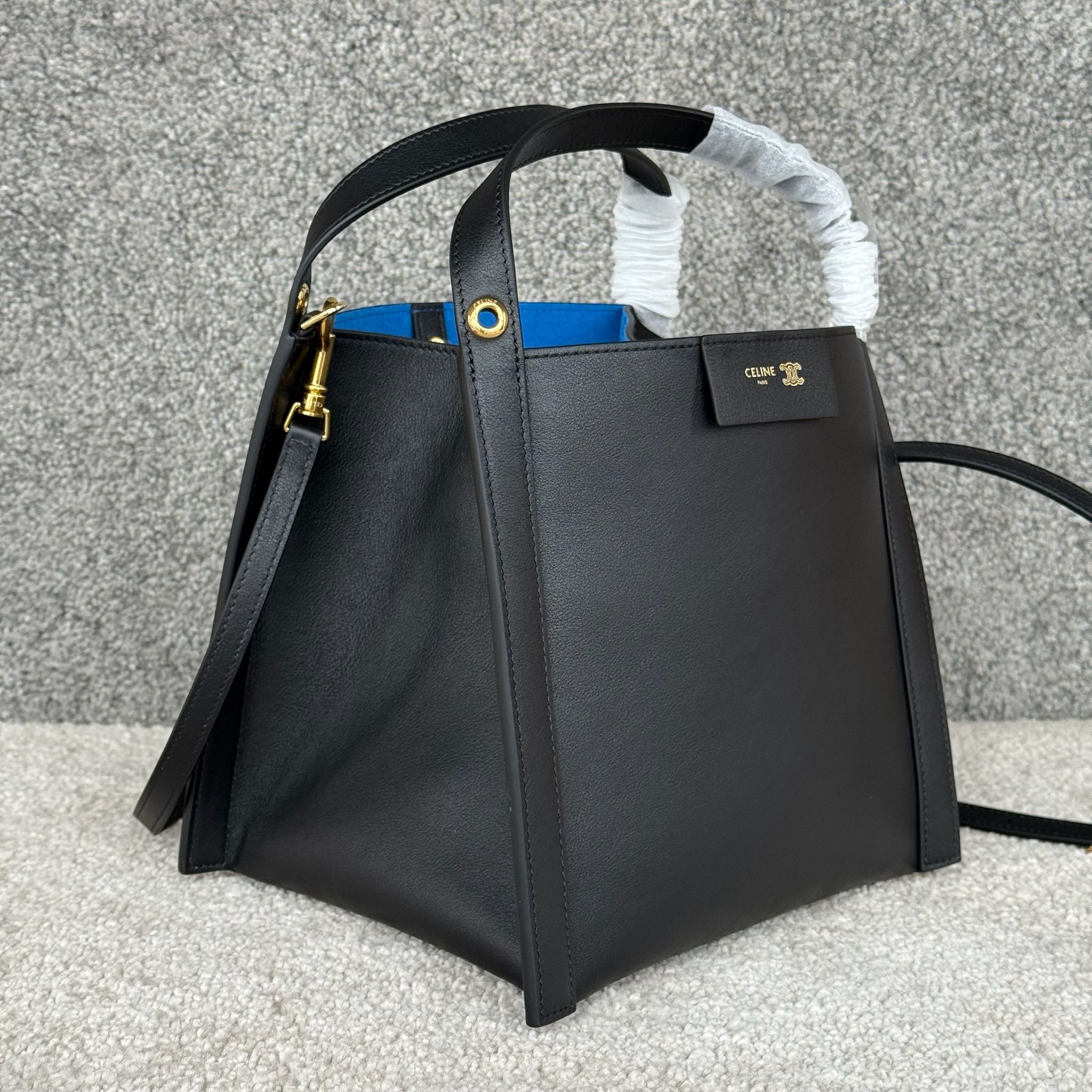 CUBO手袋👜CUBO手袋有着独特的方形设计，拥有线条流畅的皮革包框结构。尽显随性与现代格调，当属日常使