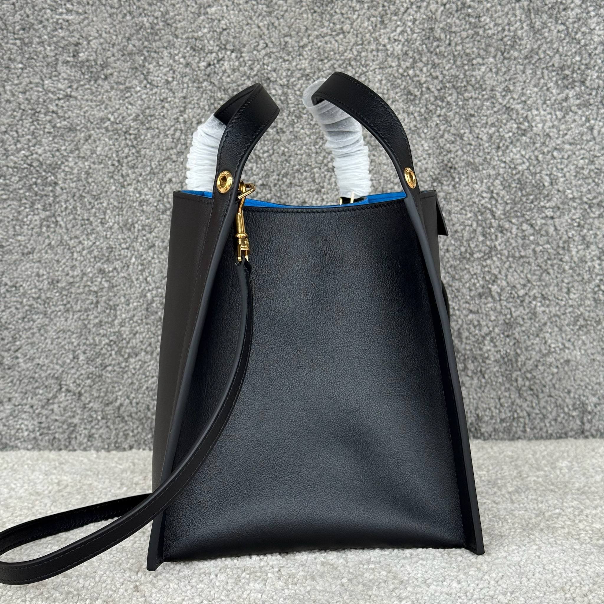 CUBO手袋👜CUBO手袋有着独特的方形设计，拥有线条流畅的皮革包框结构。尽显随性与现代格调，当属日常使