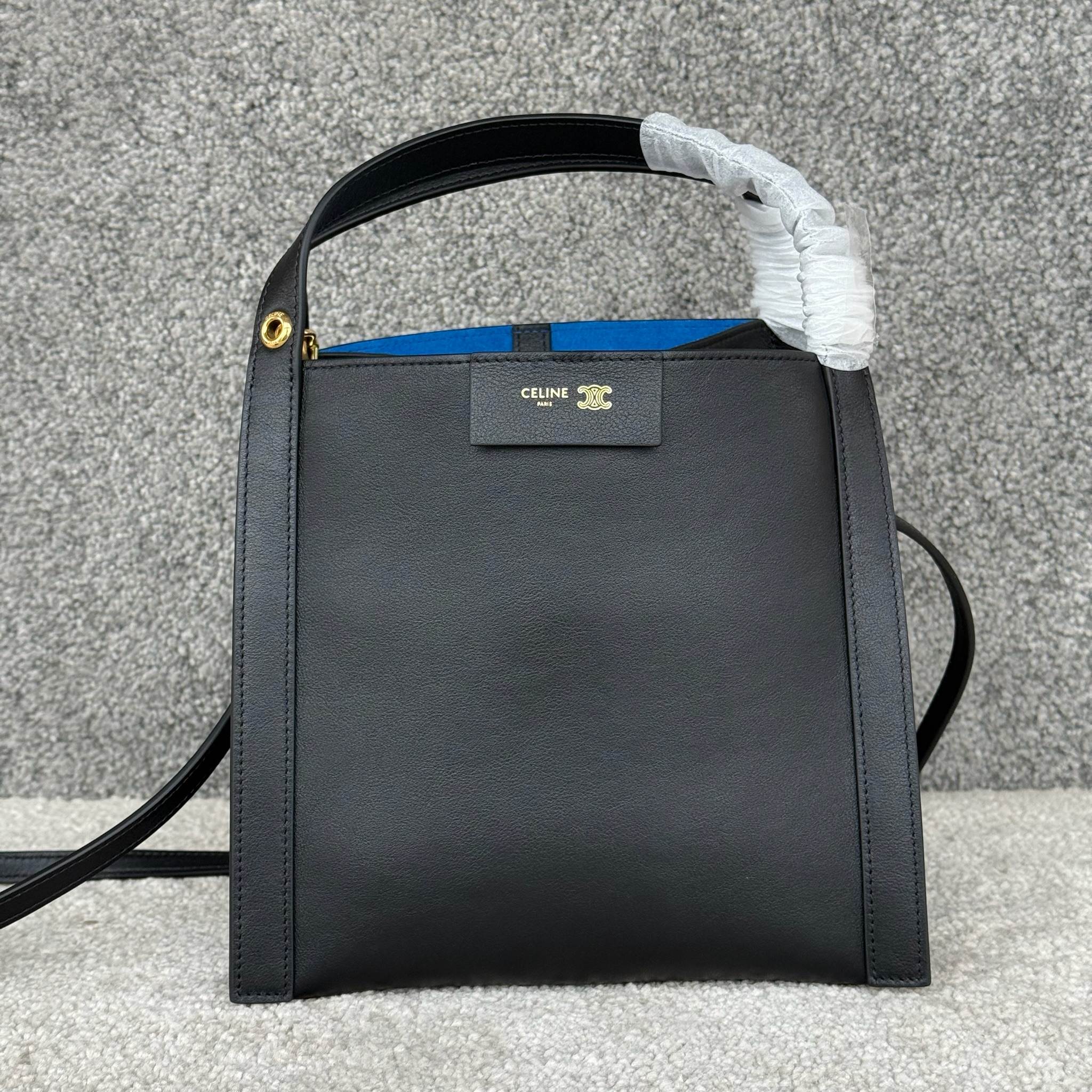 CUBO手袋👜CUBO手袋有着独特的方形设计，拥有线条流畅的皮革包框结构。尽显随性与现代格调，当属日常使