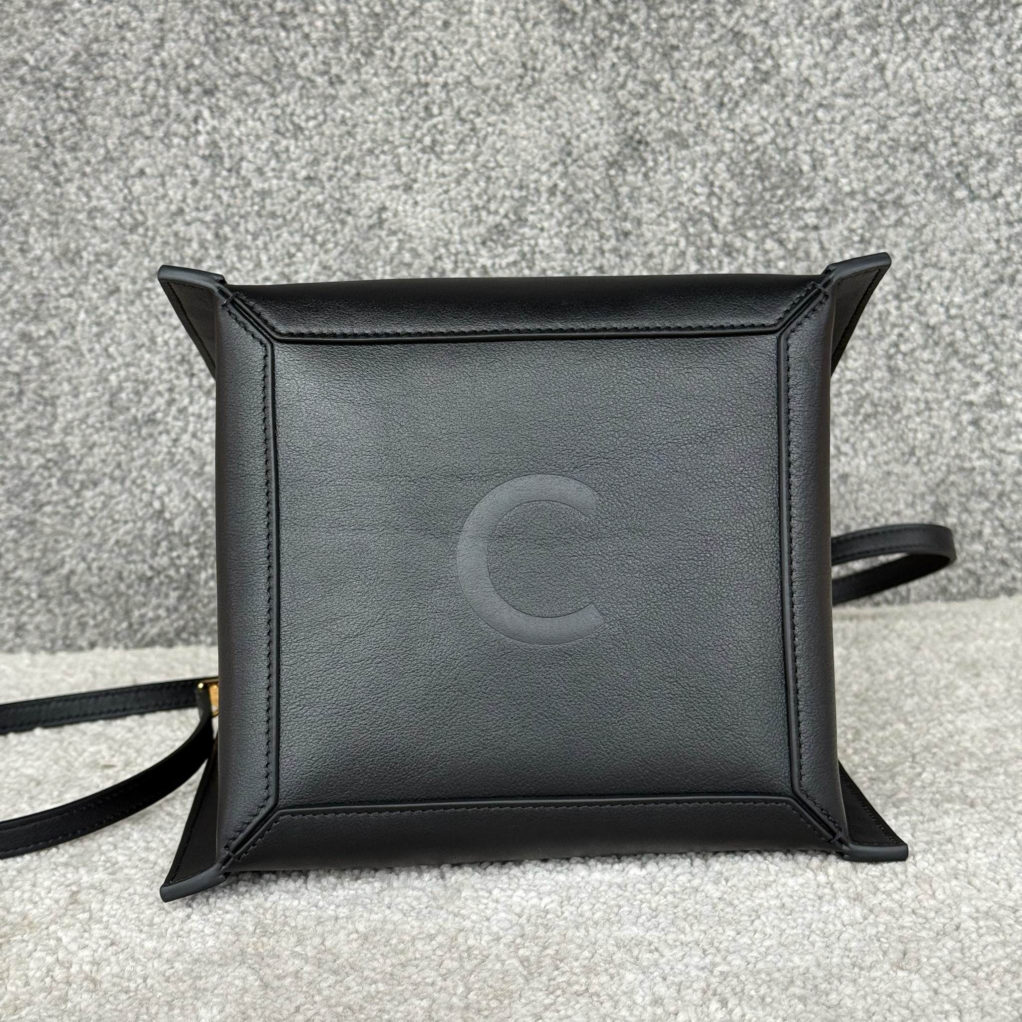 CUBO手袋👜CUBO手袋有着独特的方形设计，拥有线条流畅的皮革包框结构。尽显随性与现代格调，当属日常使