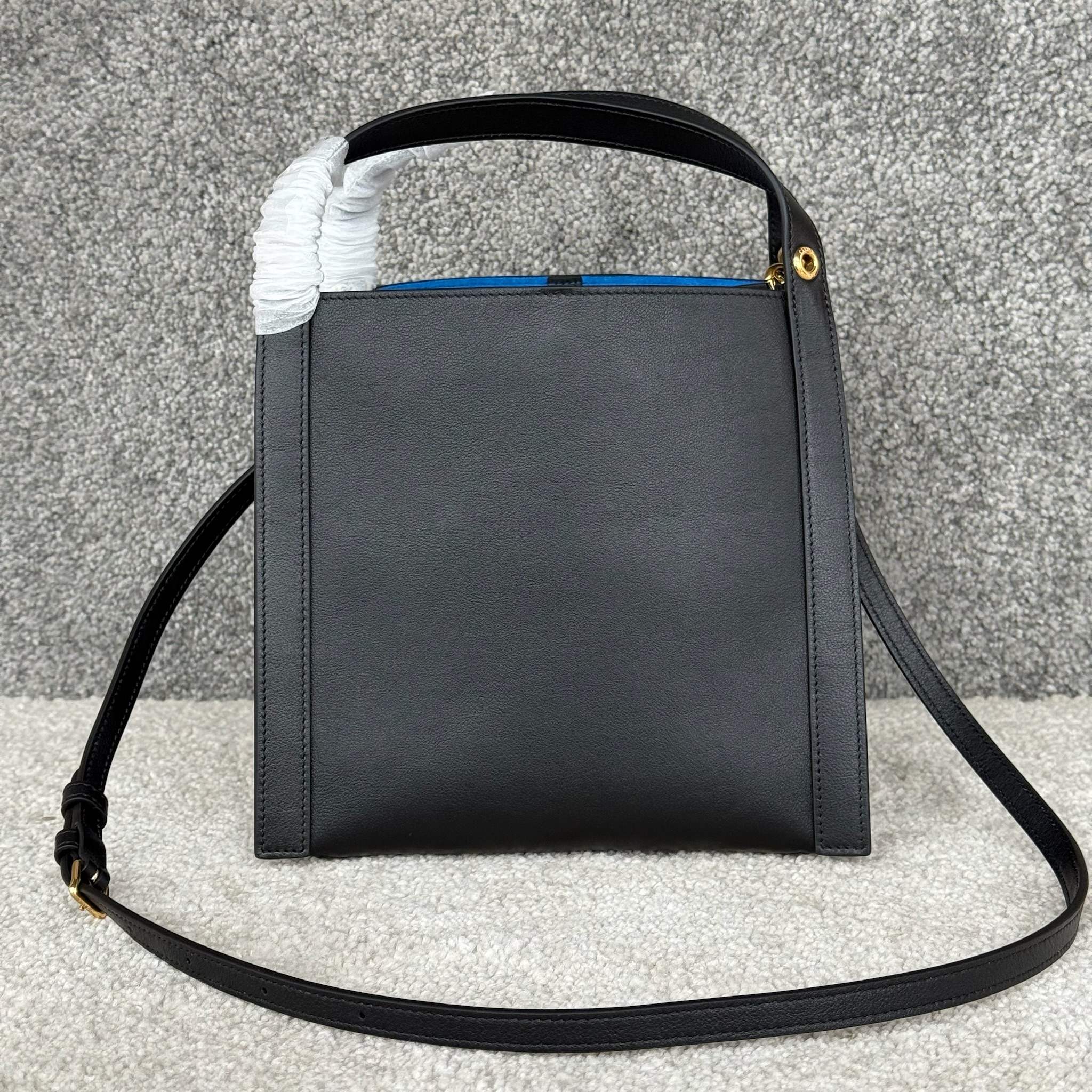 CUBO手袋👜CUBO手袋有着独特的方形设计，拥有线条流畅的皮革包框结构。尽显随性与现代格调，当属日常使