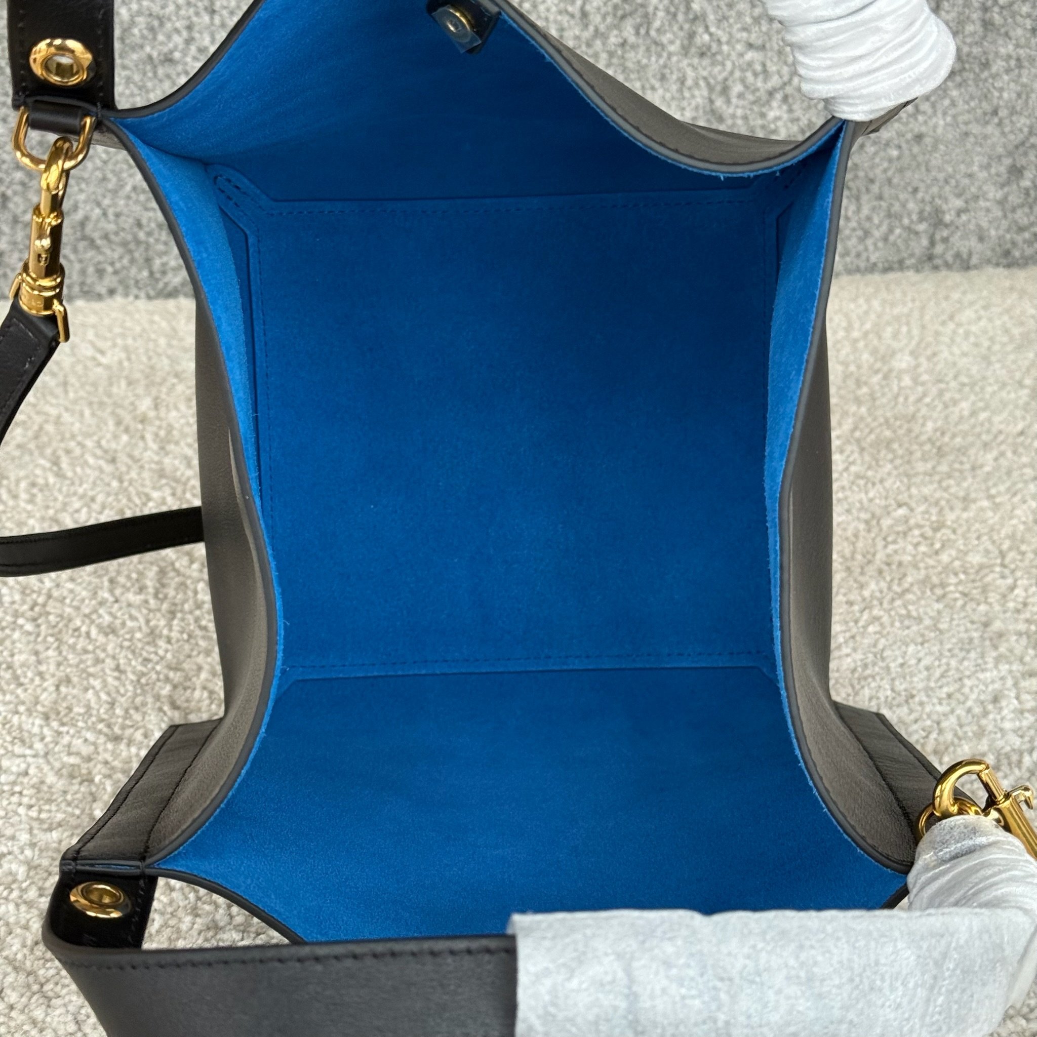 CUBO手袋👜CUBO手袋有着独特的方形设计，拥有线条流畅的皮革包框结构。尽显随性与现代格调，当属日常使