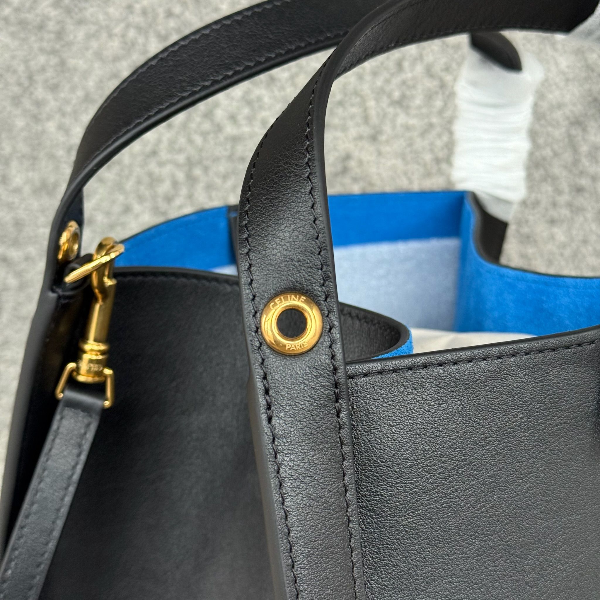 CUBO手袋👜CUBO手袋有着独特的方形设计，拥有线条流畅的皮革包框结构。尽显随性与现代格调，当属日常使