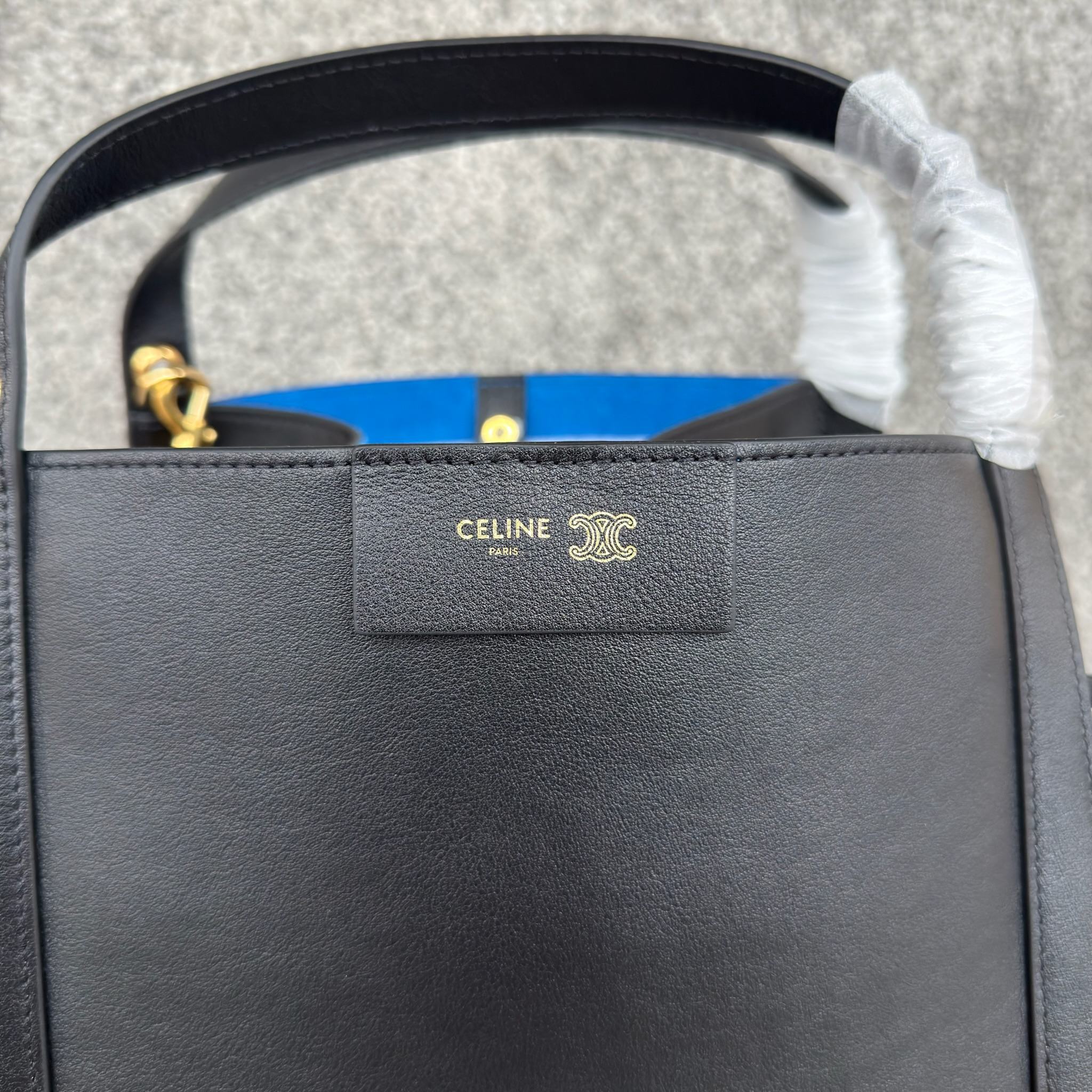 CUBO手袋👜CUBO手袋有着独特的方形设计，拥有线条流畅的皮革包框结构。尽显随性与现代格调，当属日常使