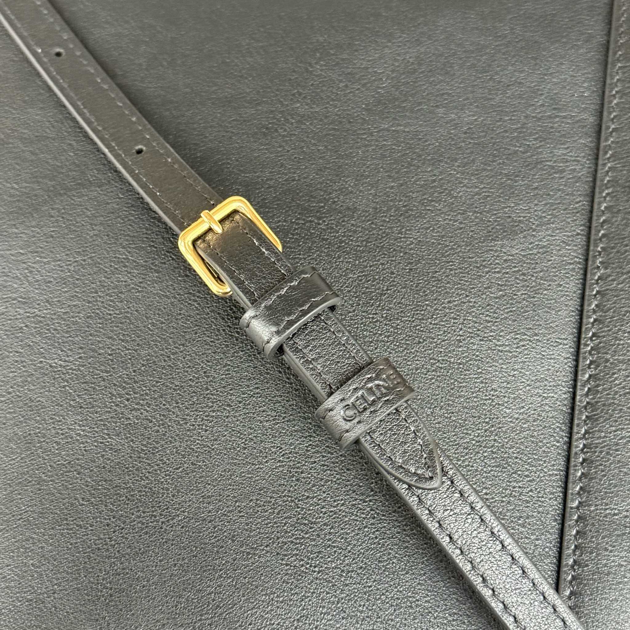 CUBO手袋👜CUBO手袋有着独特的方形设计，拥有线条流畅的皮革包框结构。尽显随性与现代格调，当属日常使