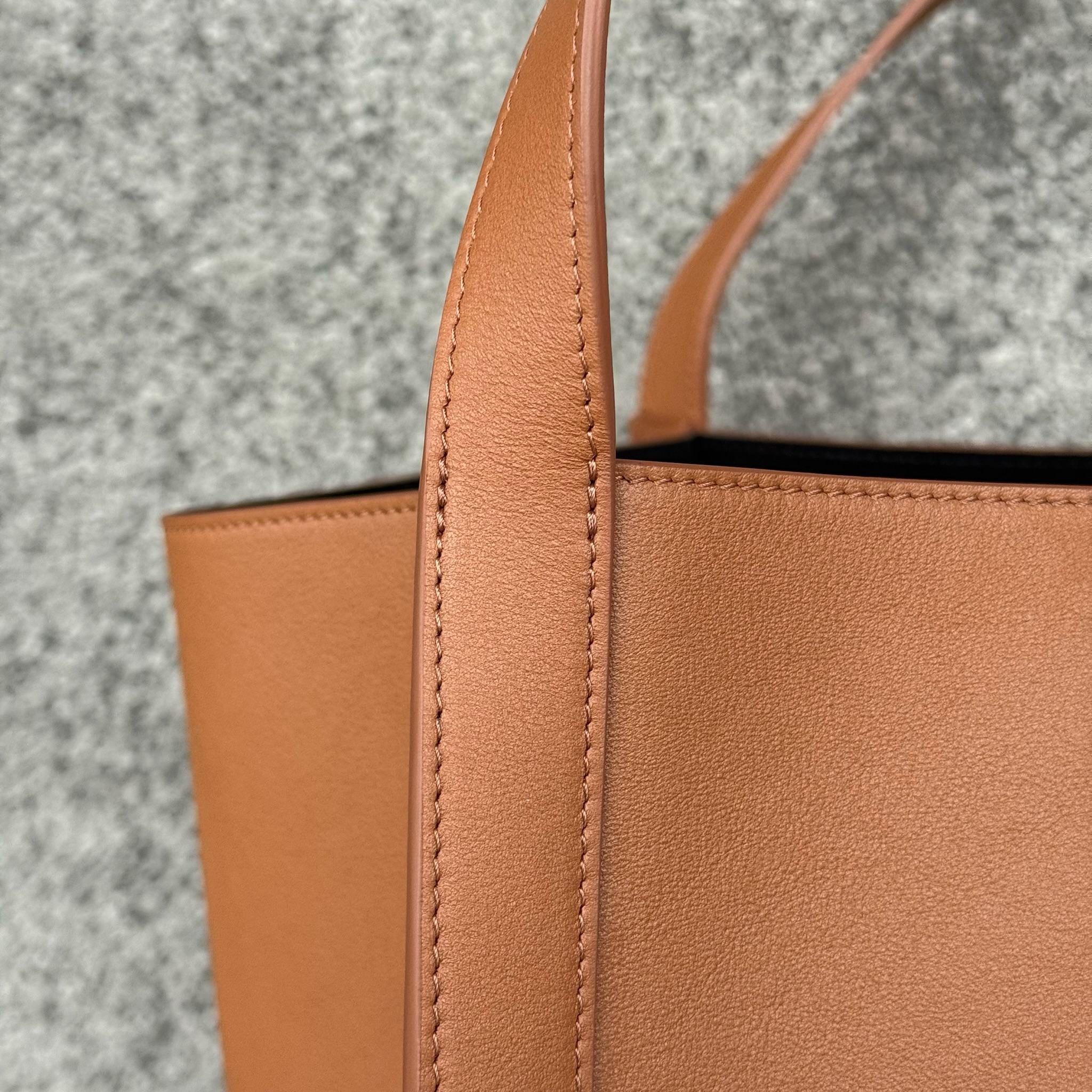 CUBE中号手袋(36X35.5X34厘米)牛皮革牛皮绒面革衬里金色饰面肩背1个主隔层1个内侧可拆卸拉链