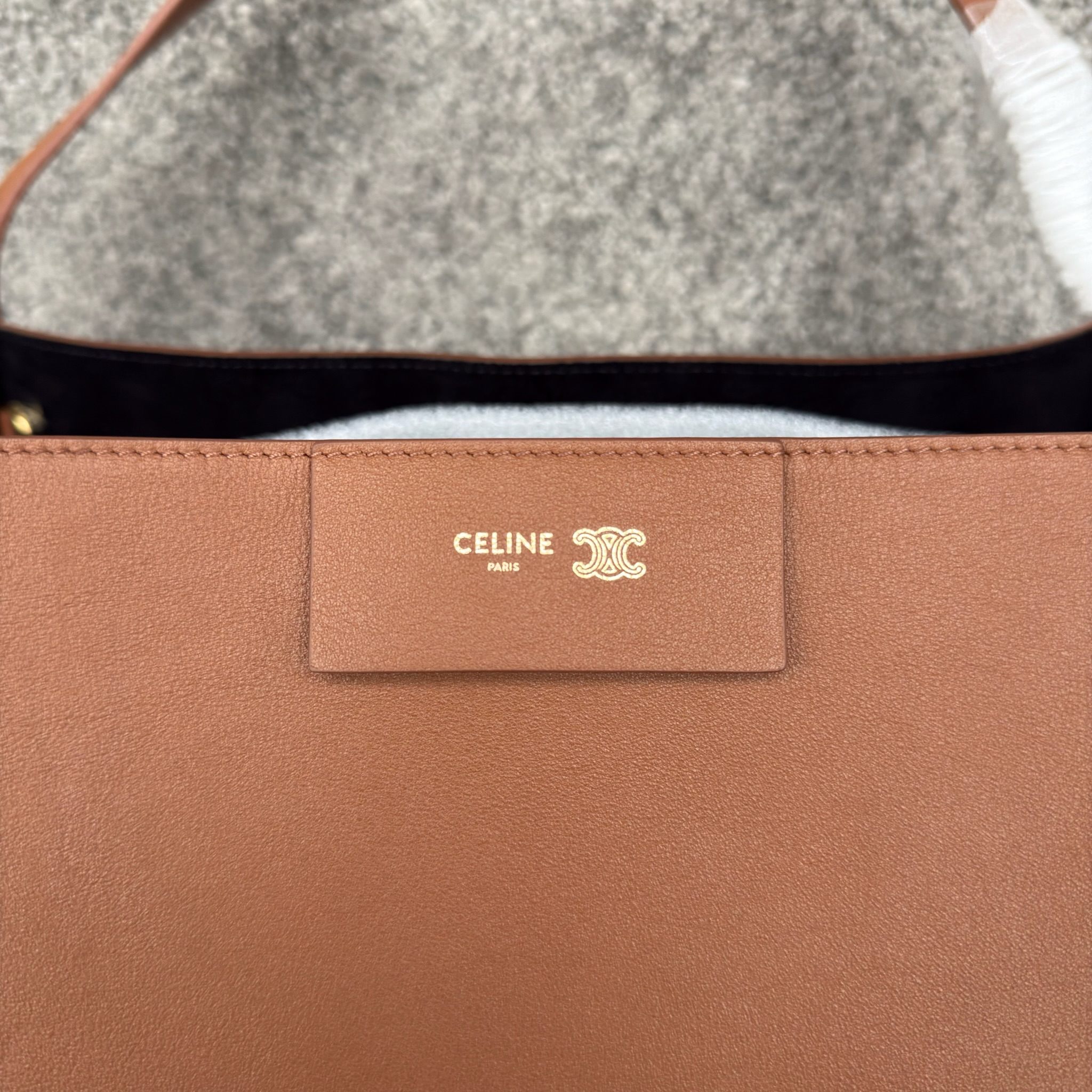 CUBE中号手袋(36X35.5X34厘米)牛皮革牛皮绒面革衬里金色饰面肩背1个主隔层1个内侧可拆卸拉链