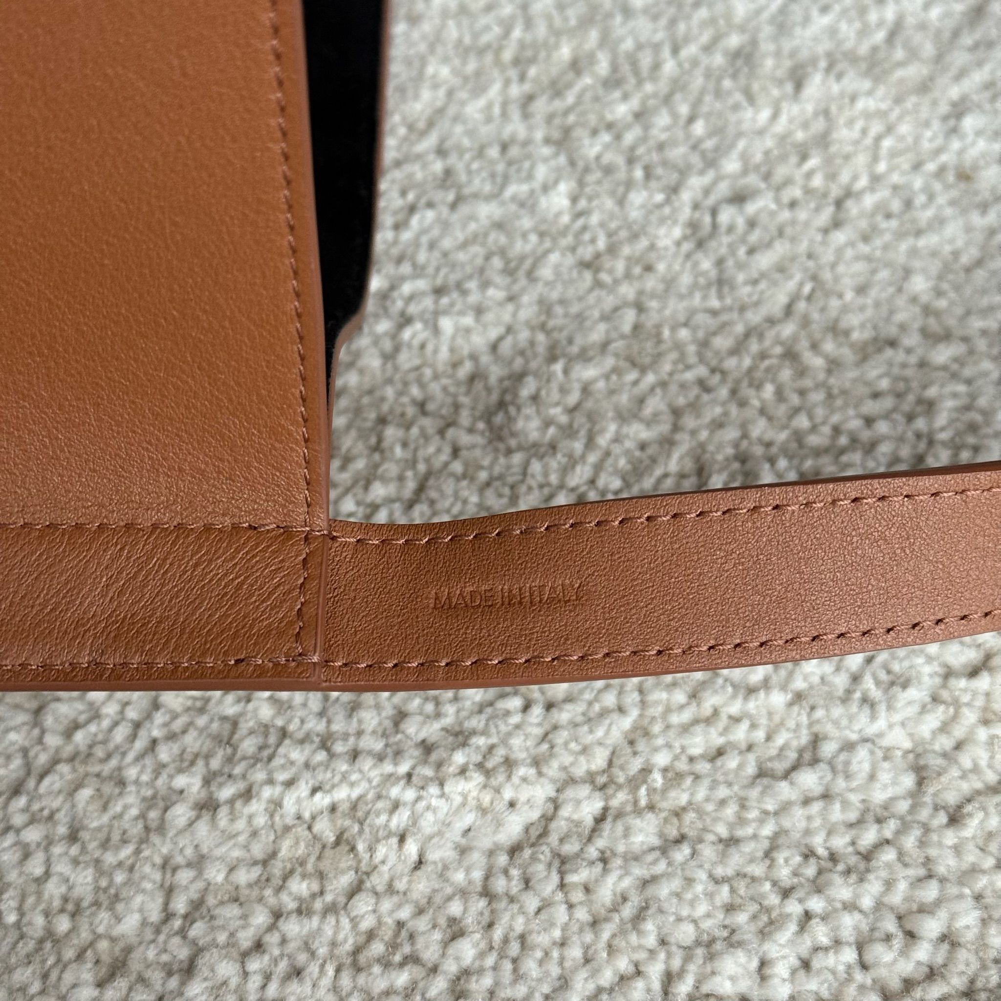 CUBE中号手袋(36X35.5X34厘米)牛皮革牛皮绒面革衬里金色饰面肩背1个主隔层1个内侧可拆卸拉链