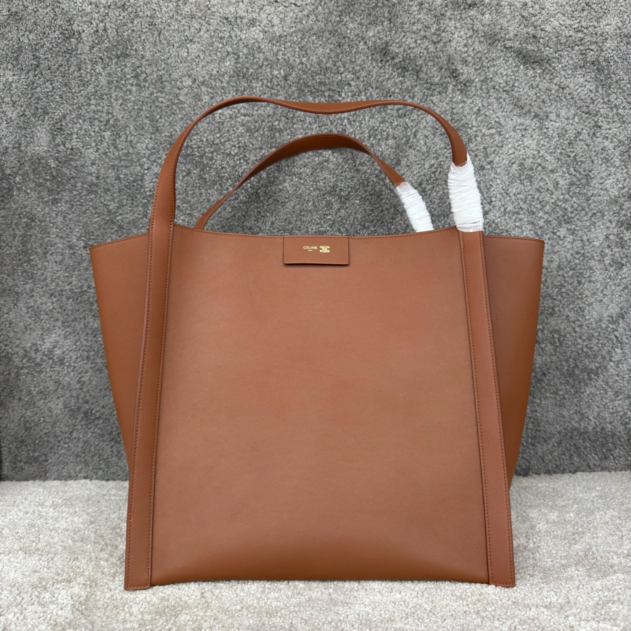 CUBE中号手袋(36X35.5X34厘米)牛皮革牛皮绒面革衬里金色饰面肩背1个主隔层1个内侧可拆卸拉链