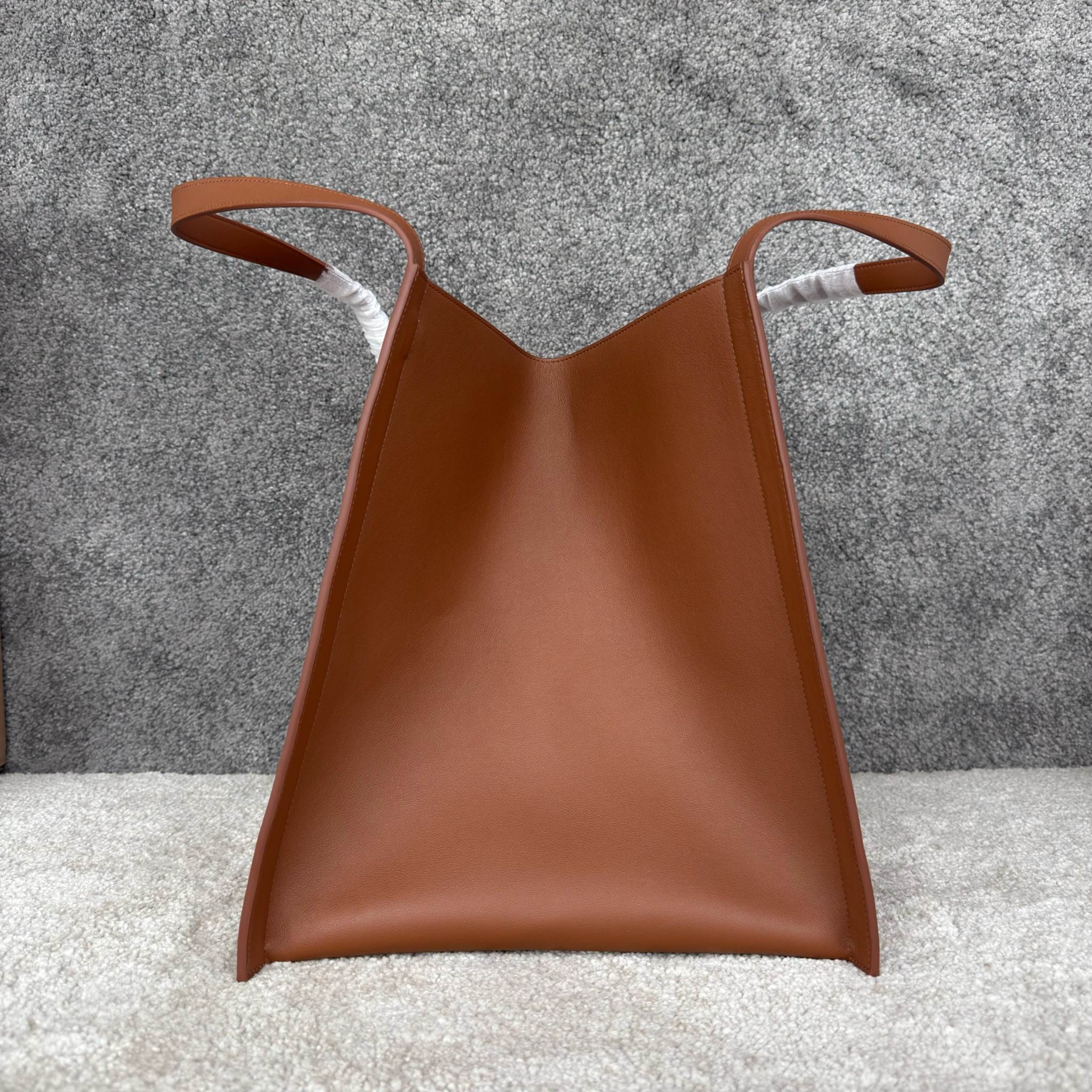 CUBE中号手袋(36X35.5X34厘米)牛皮革牛皮绒面革衬里金色饰面肩背1个主隔层1个内侧可拆卸拉链