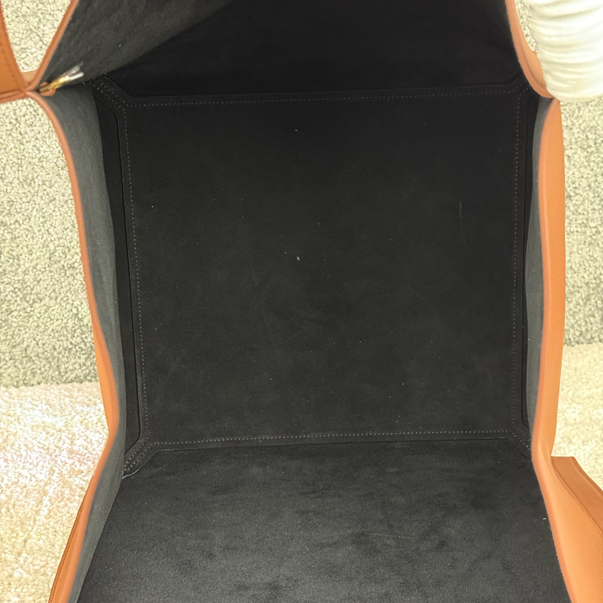 CUBE中号手袋(36X35.5X34厘米)牛皮革牛皮绒面革衬里金色饰面肩背1个主隔层1个内侧可拆卸拉链