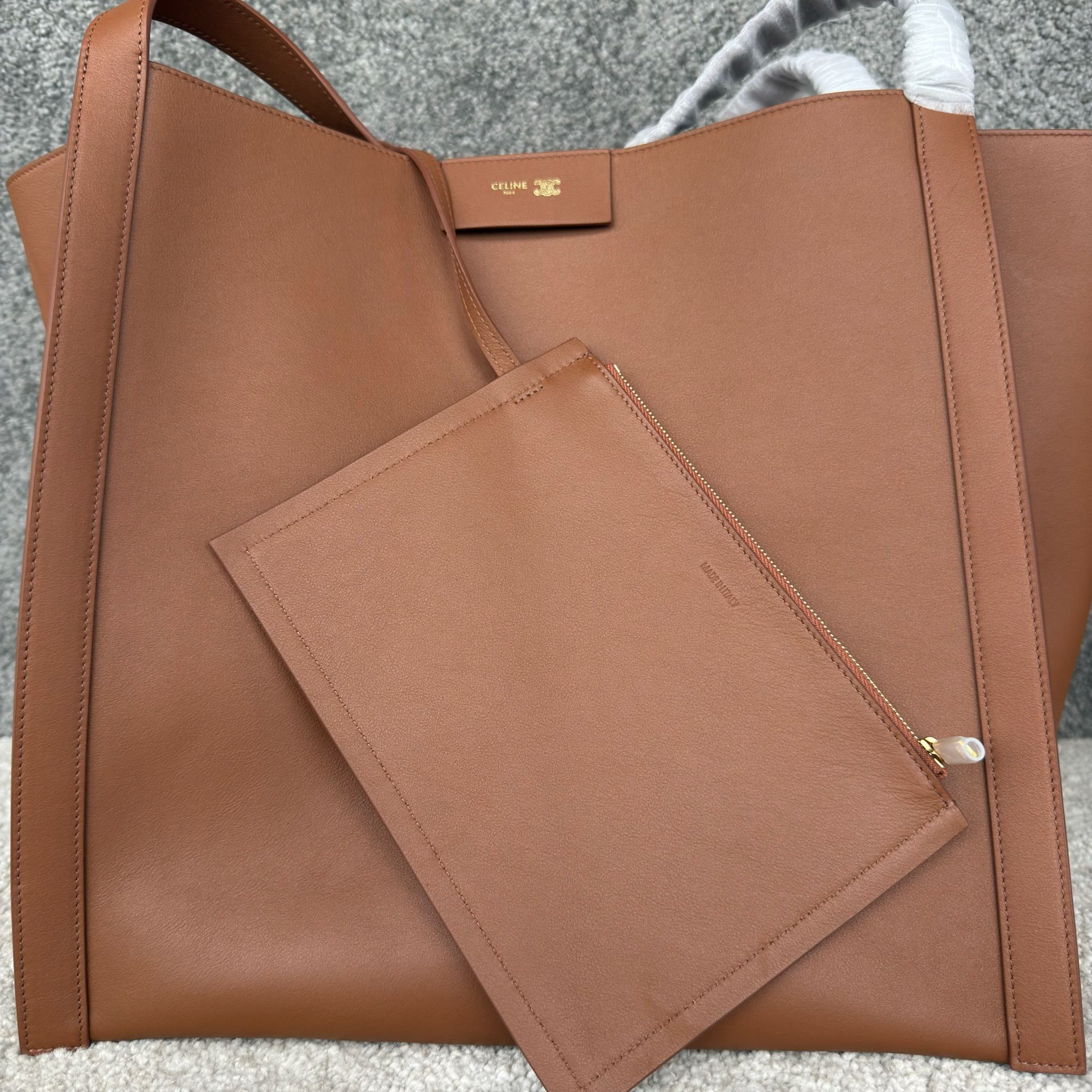 CUBE中号手袋(36X35.5X34厘米)牛皮革牛皮绒面革衬里金色饰面肩背1个主隔层1个内侧可拆卸拉链