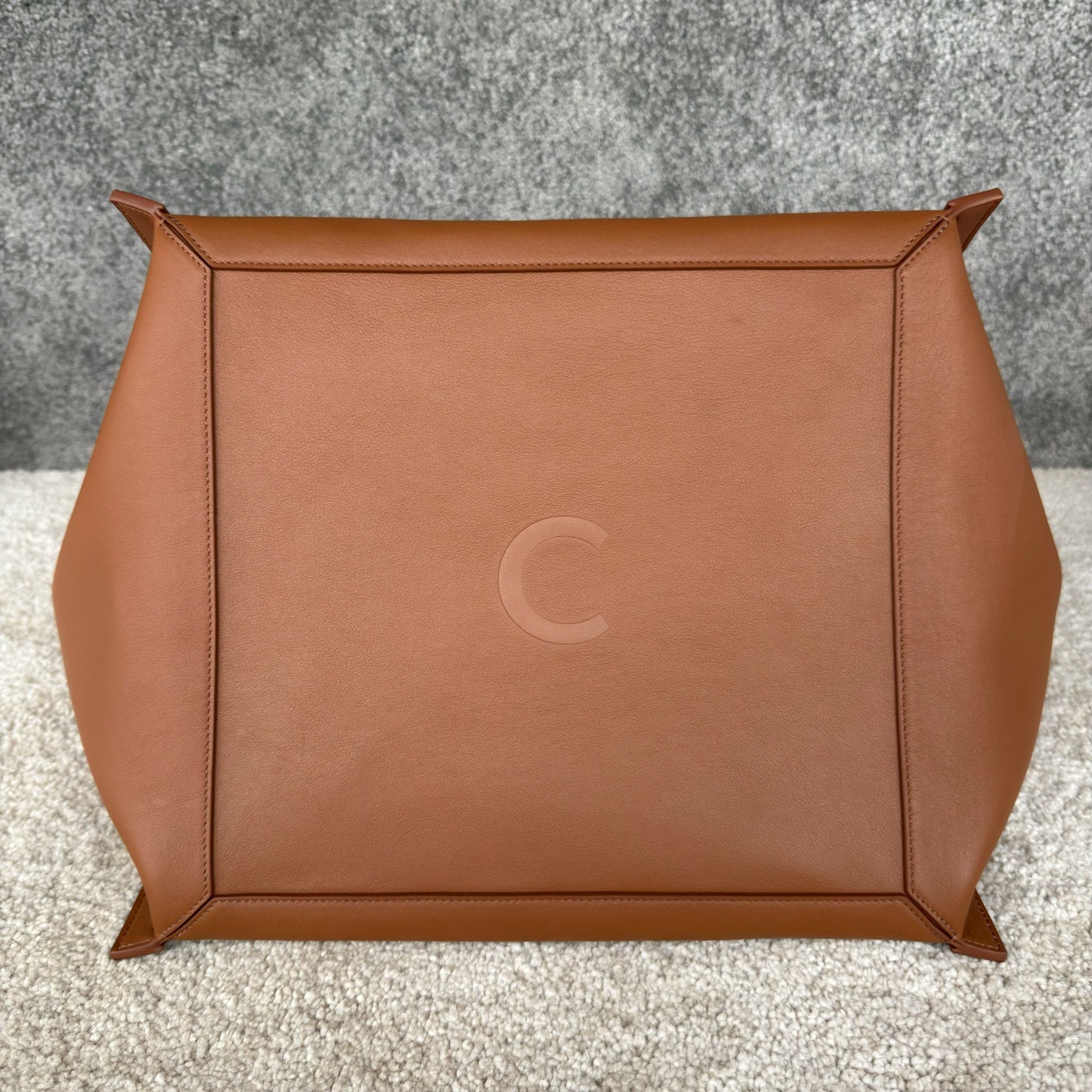 CUBE中号手袋(36X35.5X34厘米)牛皮革牛皮绒面革衬里金色饰面肩背1个主隔层1个内侧可拆卸拉链