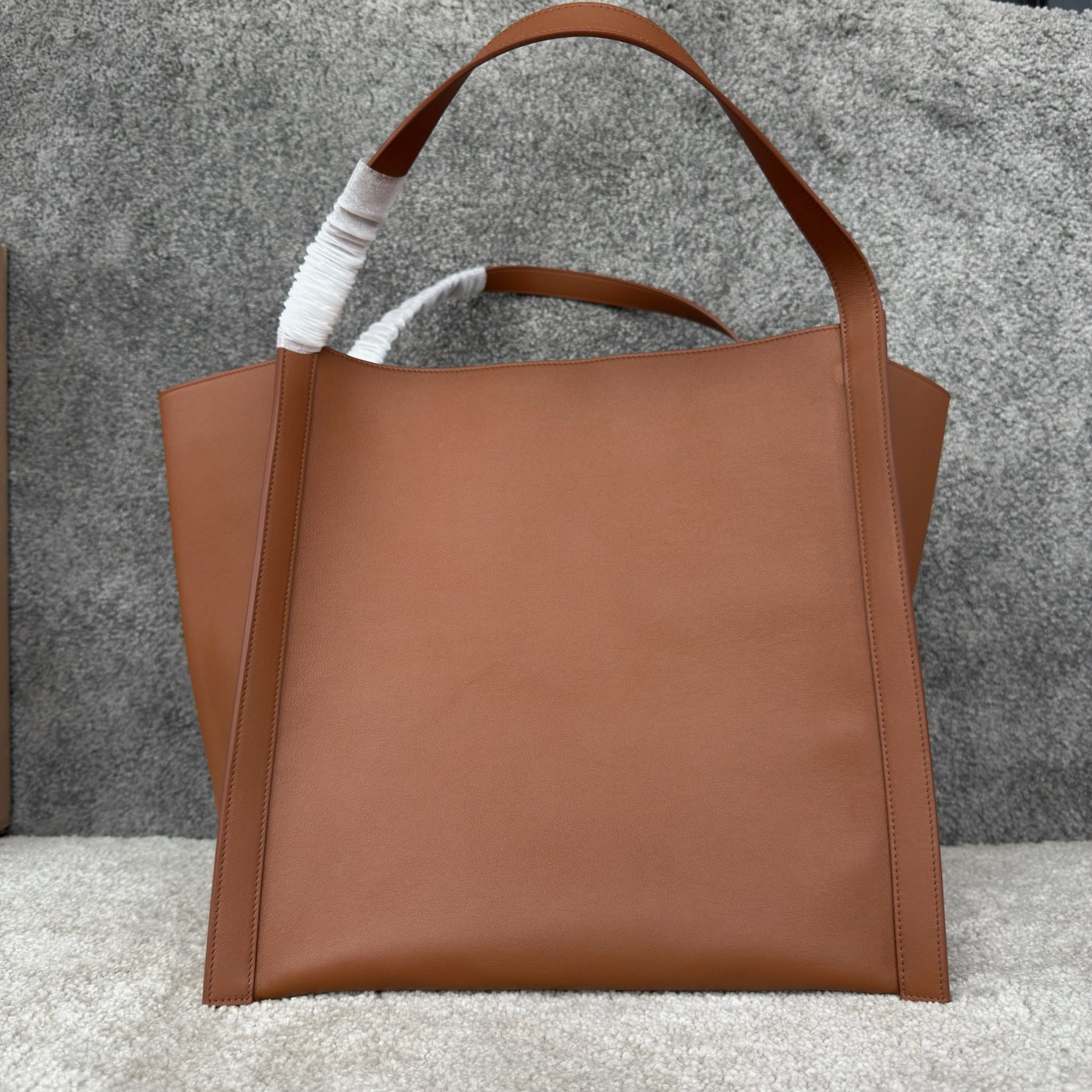 CUBE中号手袋(36X35.5X34厘米)牛皮革牛皮绒面革衬里金色饰面肩背1个主隔层1个内侧可拆卸拉链