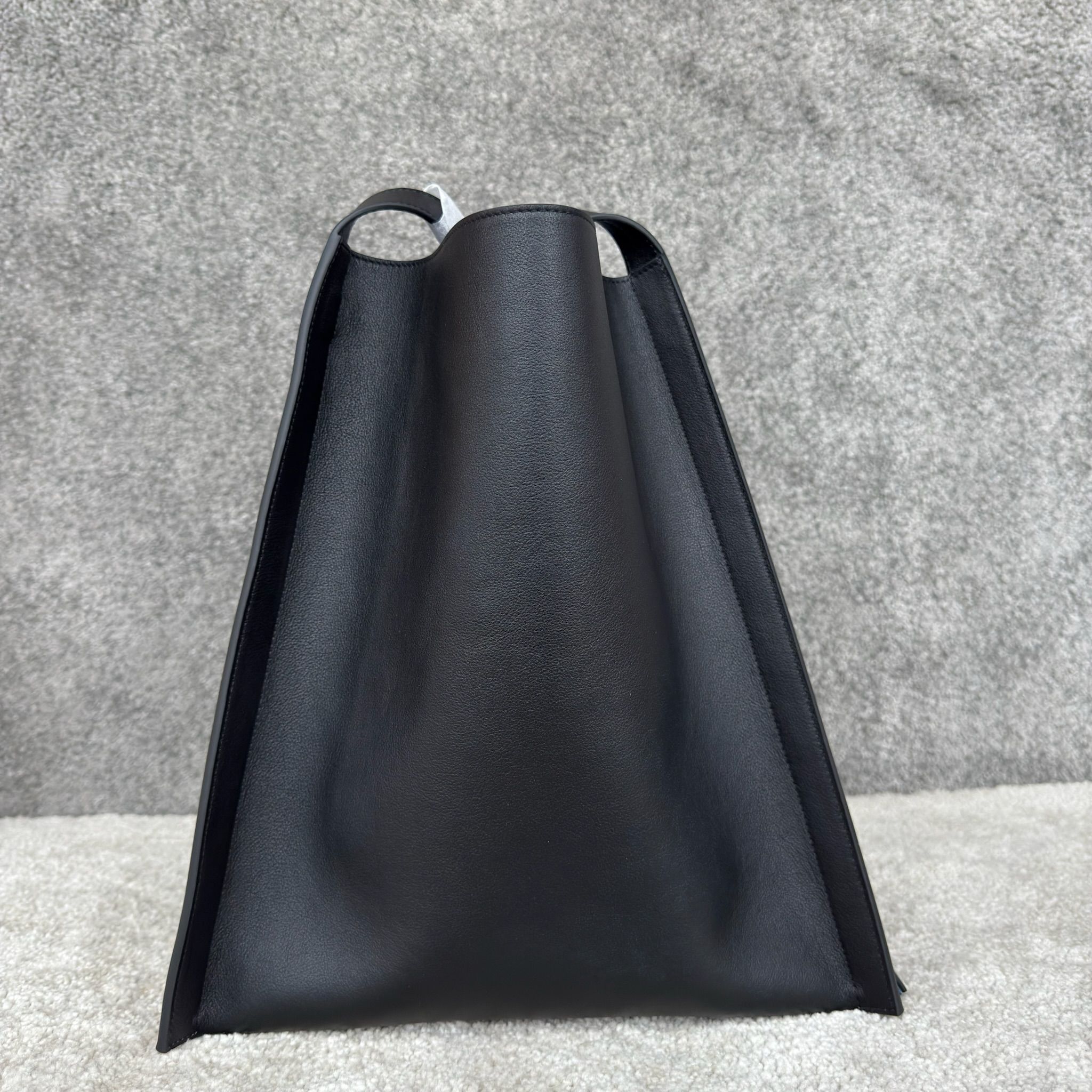 CUBE中号手袋(36X35.5X34厘米)牛皮革牛皮绒面革衬里金色饰面肩背1个主隔层1个内侧可拆卸拉链