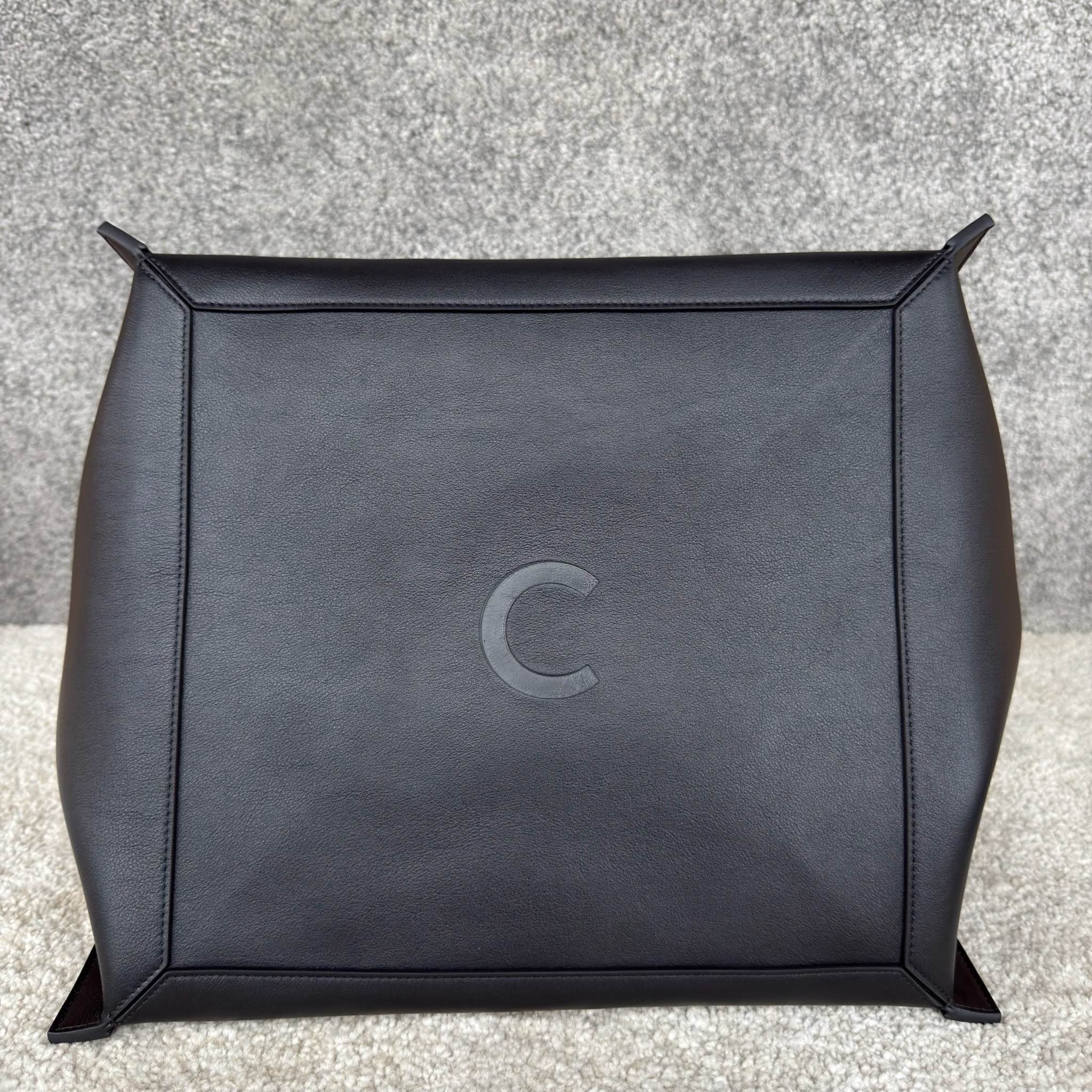 CUBE中号手袋(36X35.5X34厘米)牛皮革牛皮绒面革衬里金色饰面肩背1个主隔层1个内侧可拆卸拉链