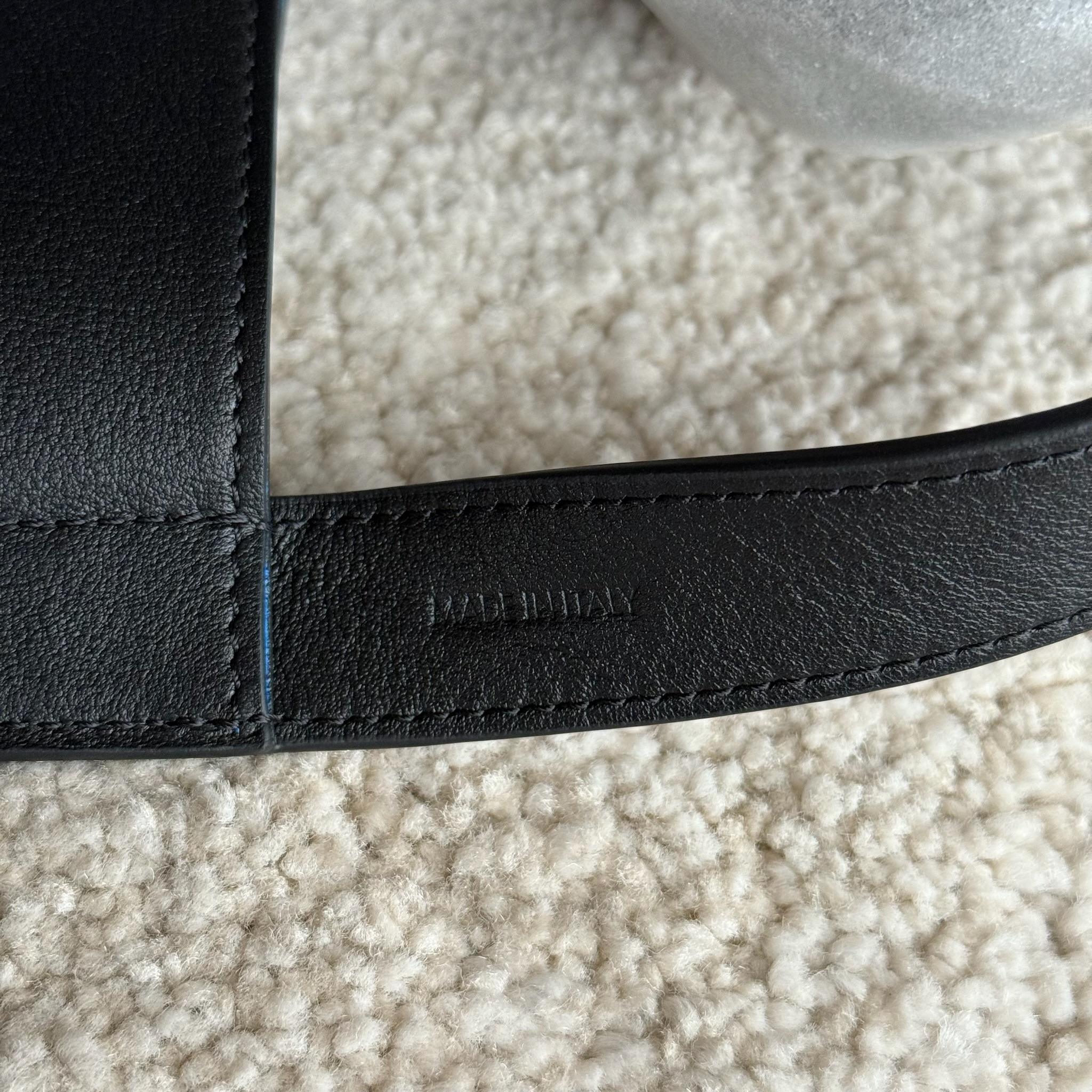 CUBE中号手袋(36X35.5X34厘米)牛皮革牛皮绒面革衬里金色饰面肩背1个主隔层1个内侧可拆卸拉链