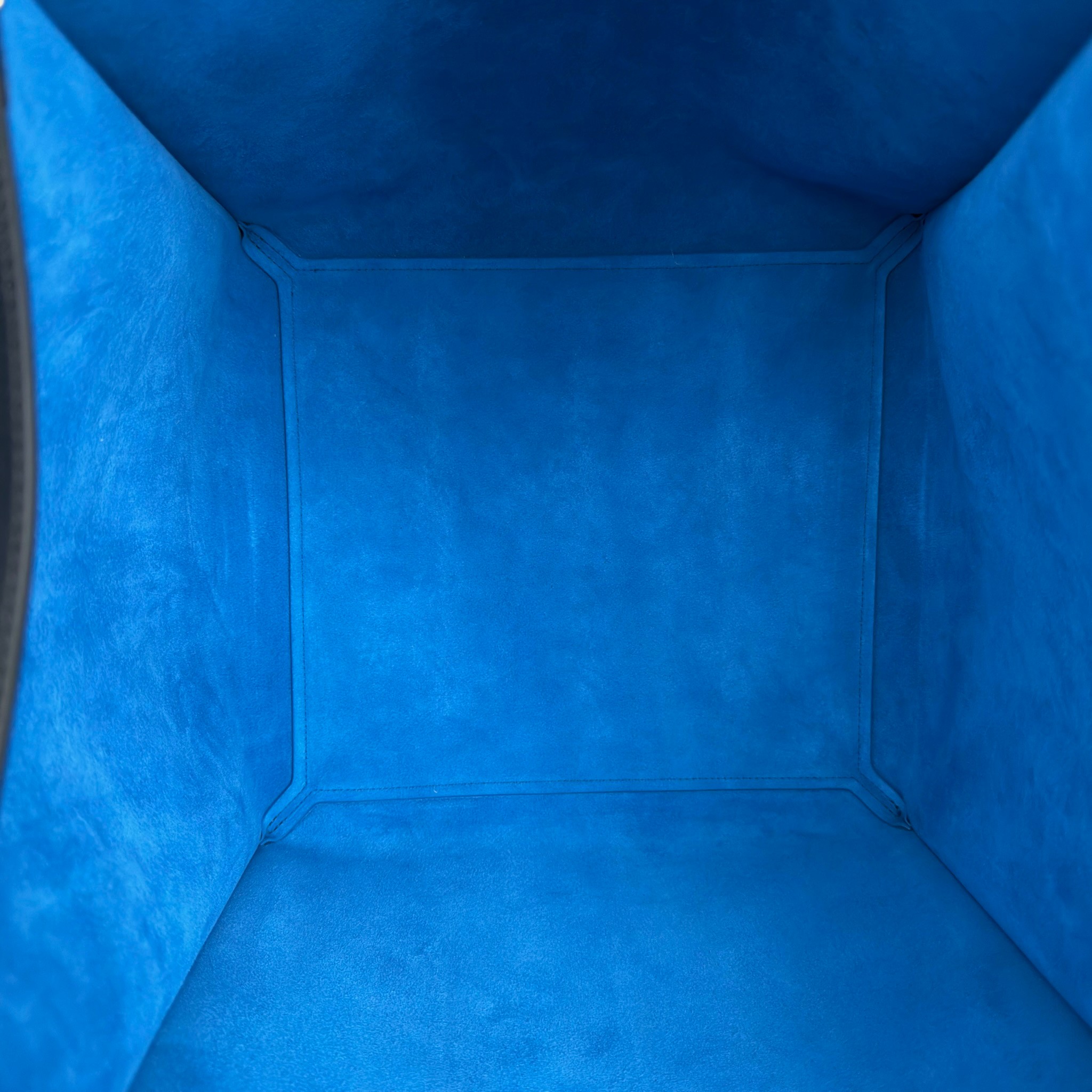 CUBE中号手袋(36X35.5X34厘米)牛皮革牛皮绒面革衬里金色饰面肩背1个主隔层1个内侧可拆卸拉链