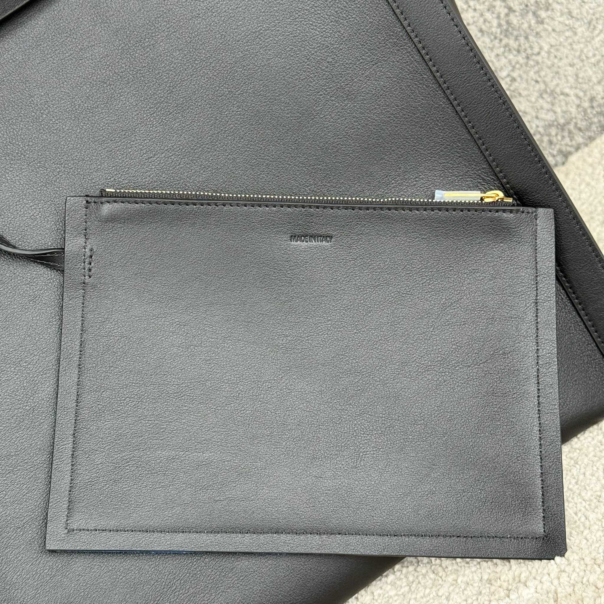 CUBE中号手袋(36X35.5X34厘米)牛皮革牛皮绒面革衬里金色饰面肩背1个主隔层1个内侧可拆卸拉链