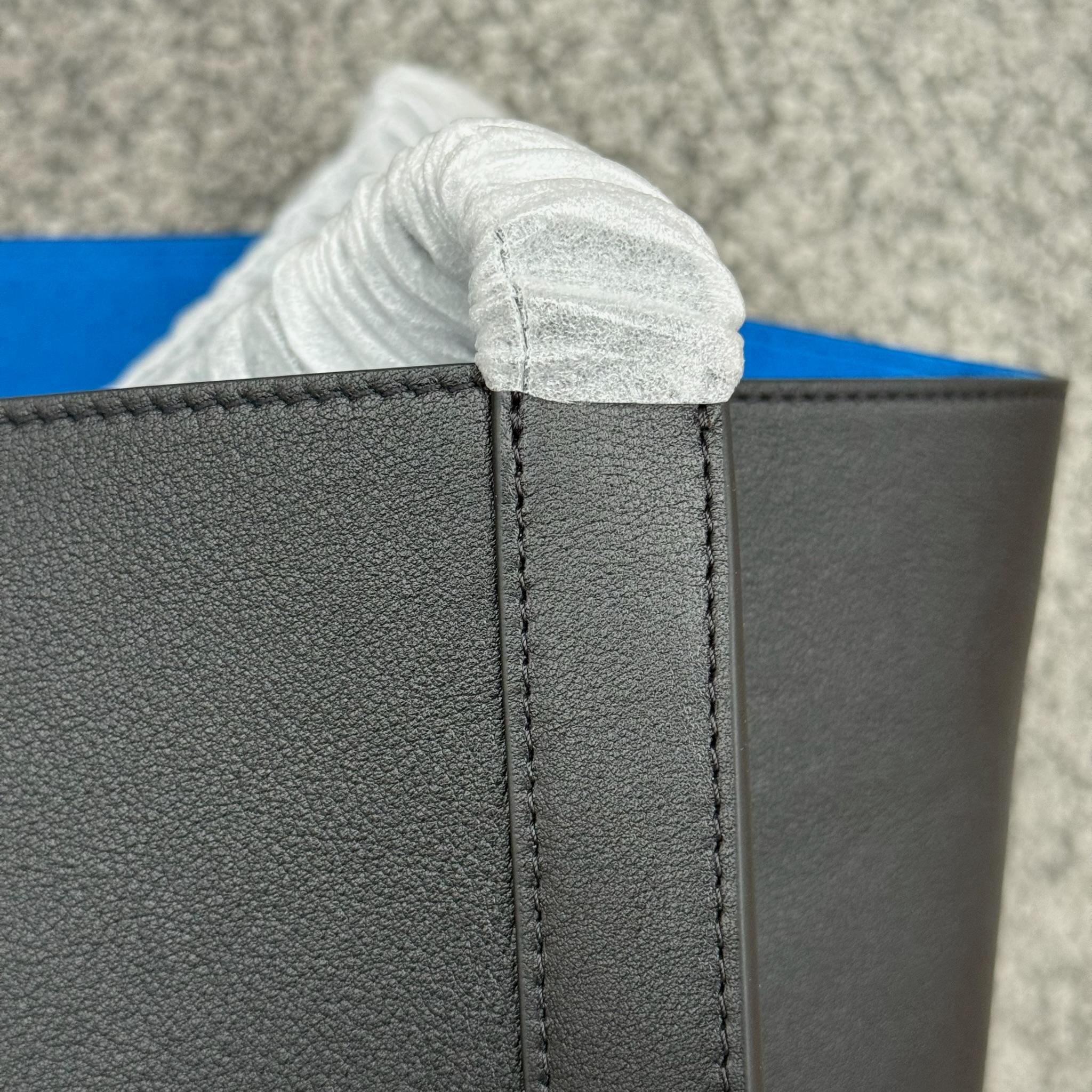 CUBE中号手袋(36X35.5X34厘米)牛皮革牛皮绒面革衬里金色饰面肩背1个主隔层1个内侧可拆卸拉链