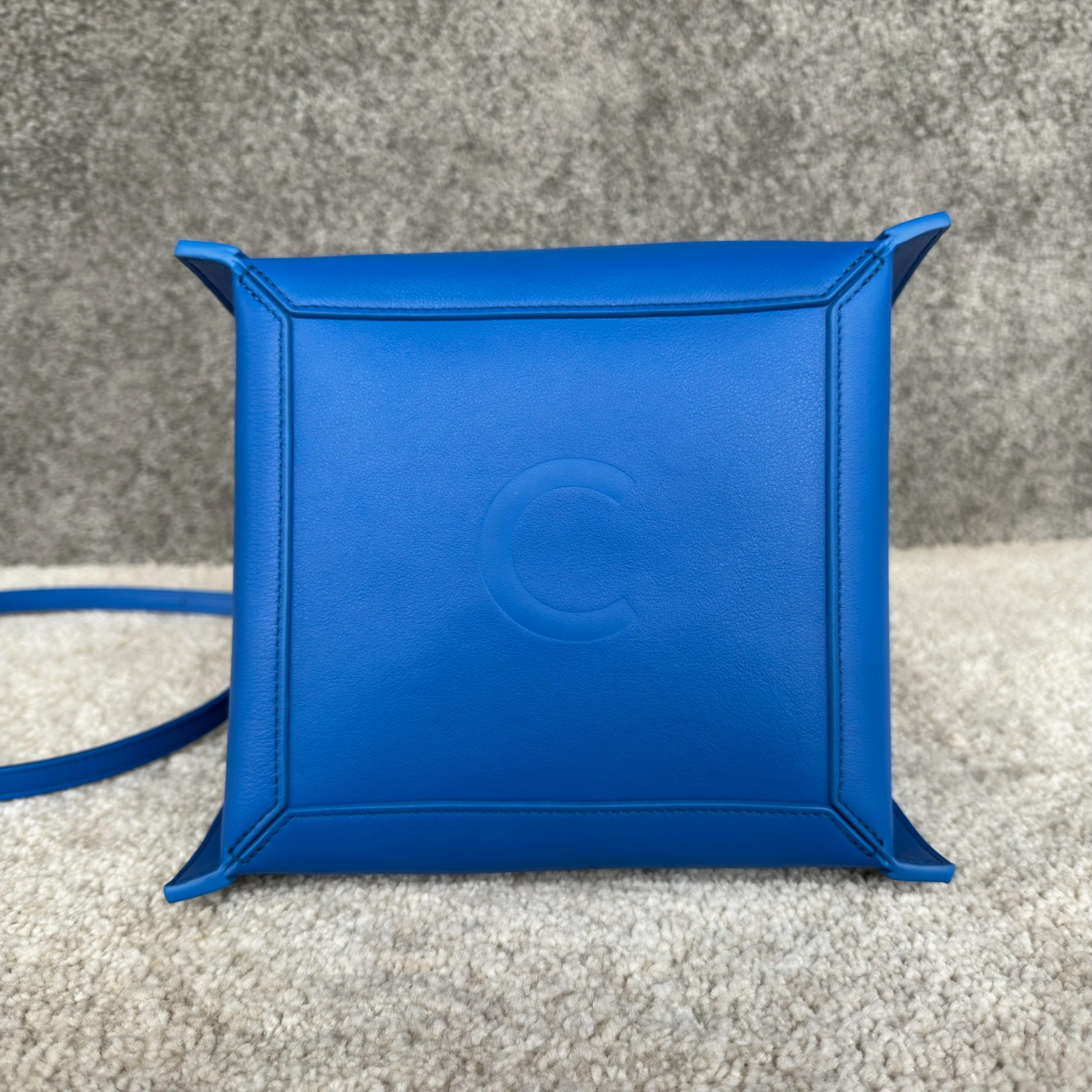 CUBO手袋👜CUBO手袋有着独特的方形设计，拥有线条流畅的皮革包框结构。尽显随性与现代格调，当属日常使