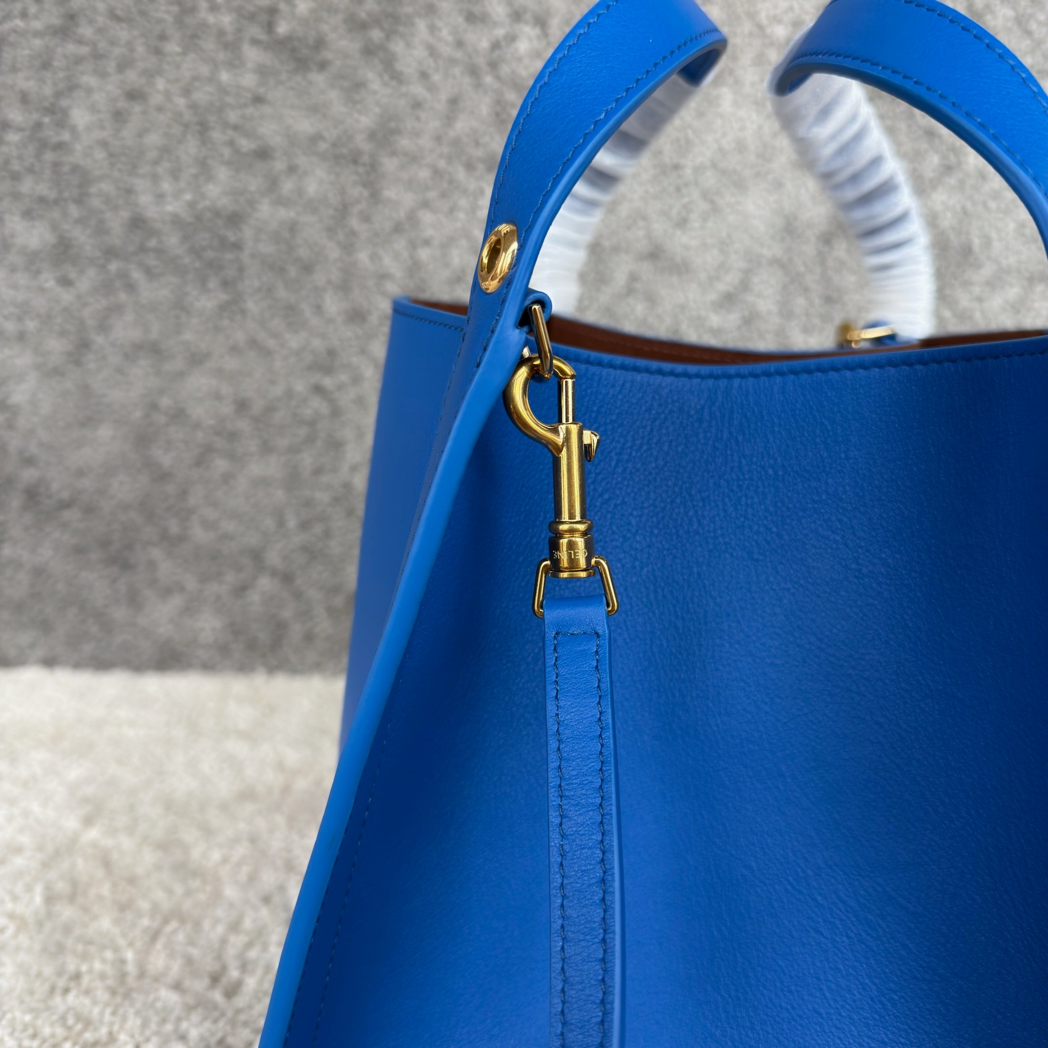 CUBO手袋👜CUBO手袋有着独特的方形设计，拥有线条流畅的皮革包框结构。尽显随性与现代格调，当属日常使