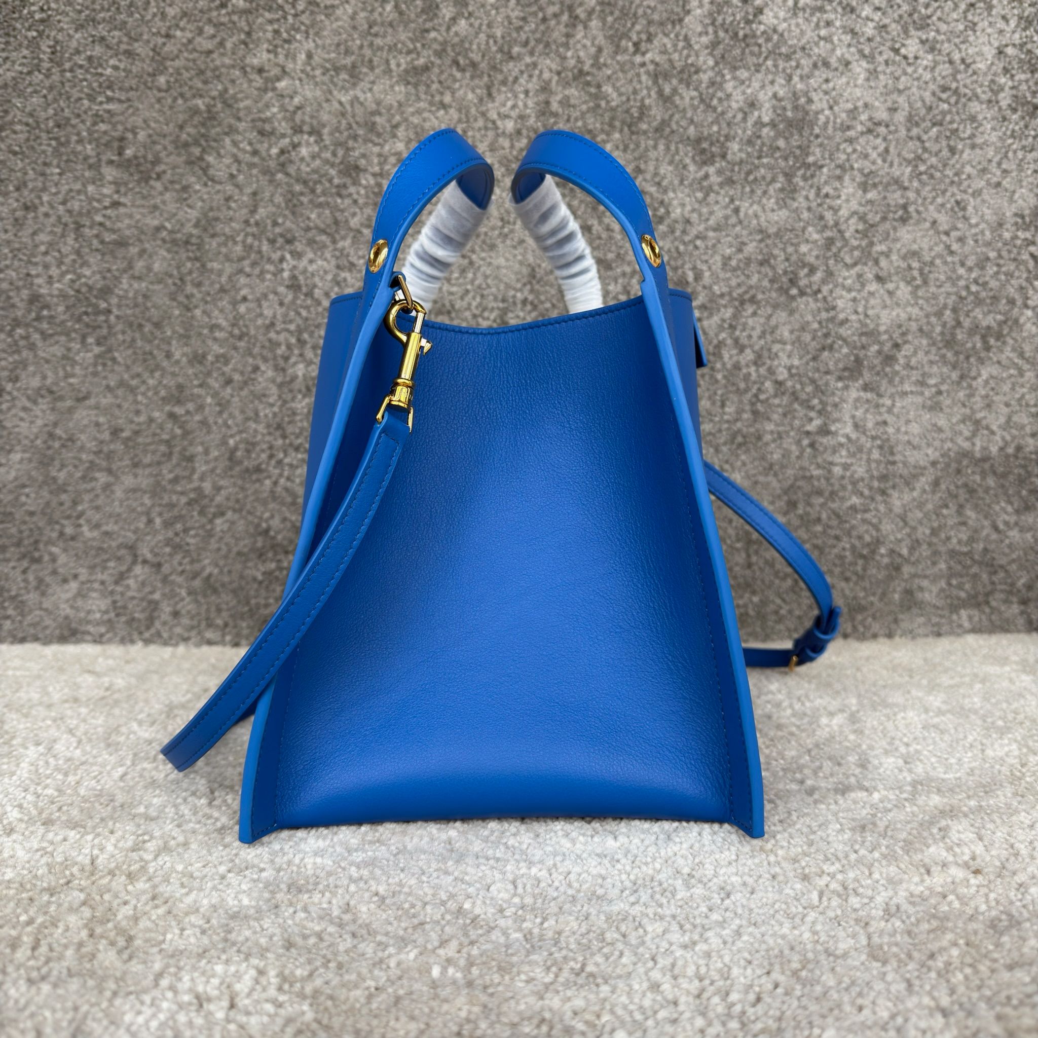 CUBO手袋👜CUBO手袋有着独特的方形设计，拥有线条流畅的皮革包框结构。尽显随性与现代格调，当属日常使