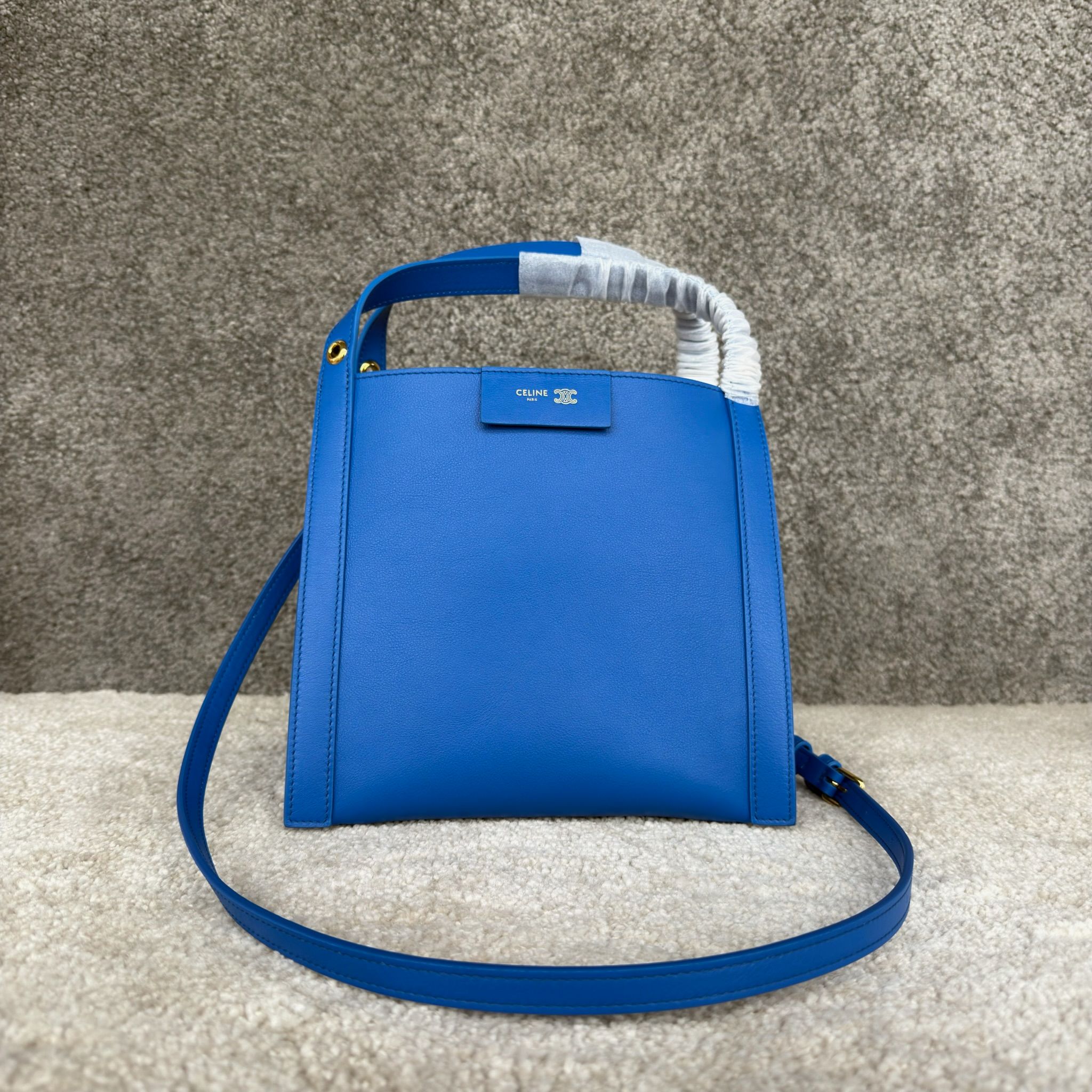 CUBO手袋👜CUBO手袋有着独特的方形设计，拥有线条流畅的皮革包框结构。尽显随性与现代格调，当属日常使