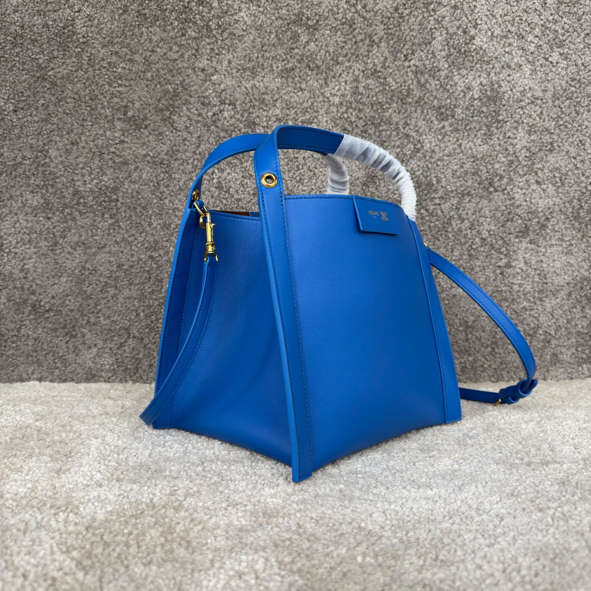 CUBO手袋👜CUBO手袋有着独特的方形设计，拥有线条流畅的皮革包框结构。尽显随性与现代格调，当属日常使