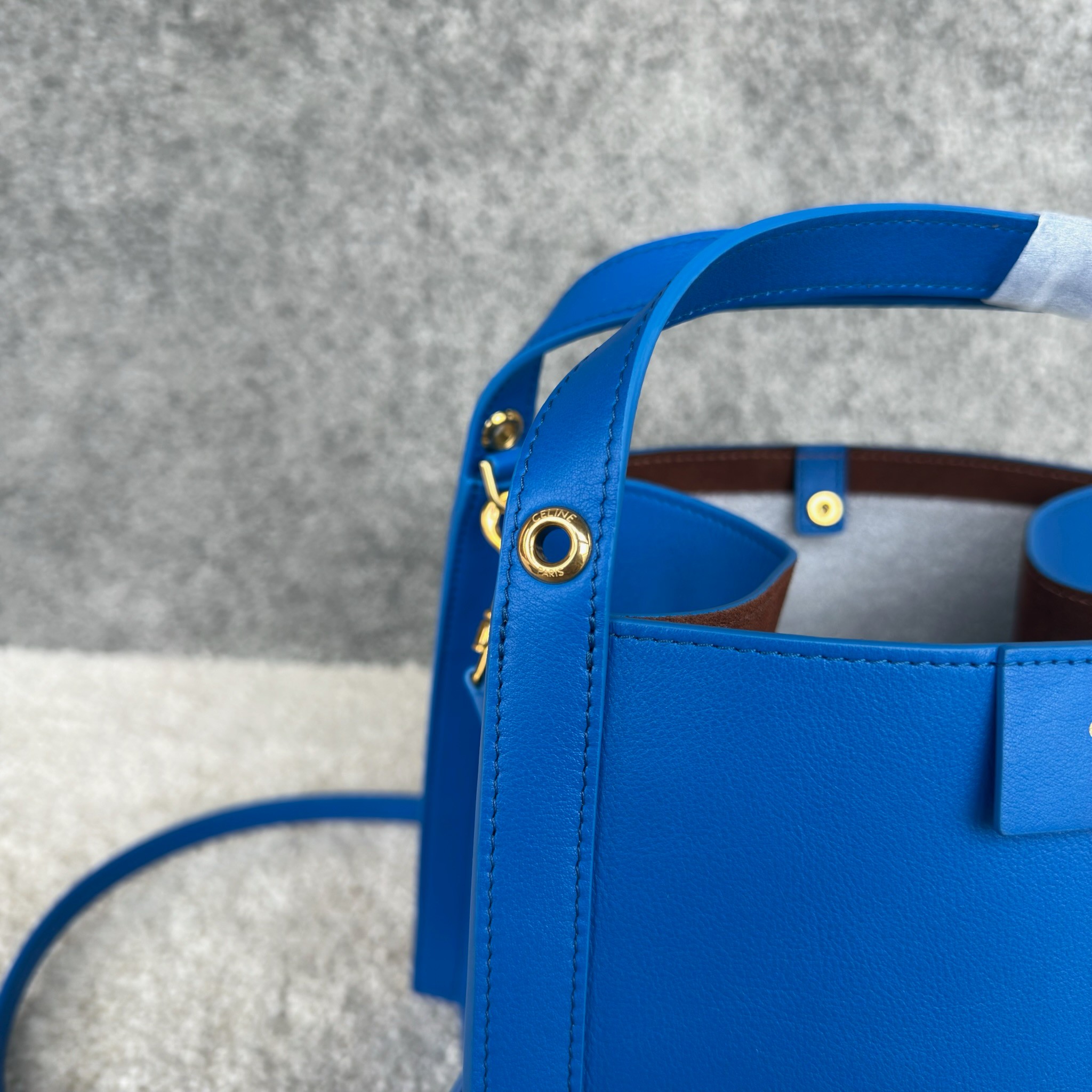 CUBO手袋👜CUBO手袋有着独特的方形设计，拥有线条流畅的皮革包框结构。尽显随性与现代格调，当属日常使