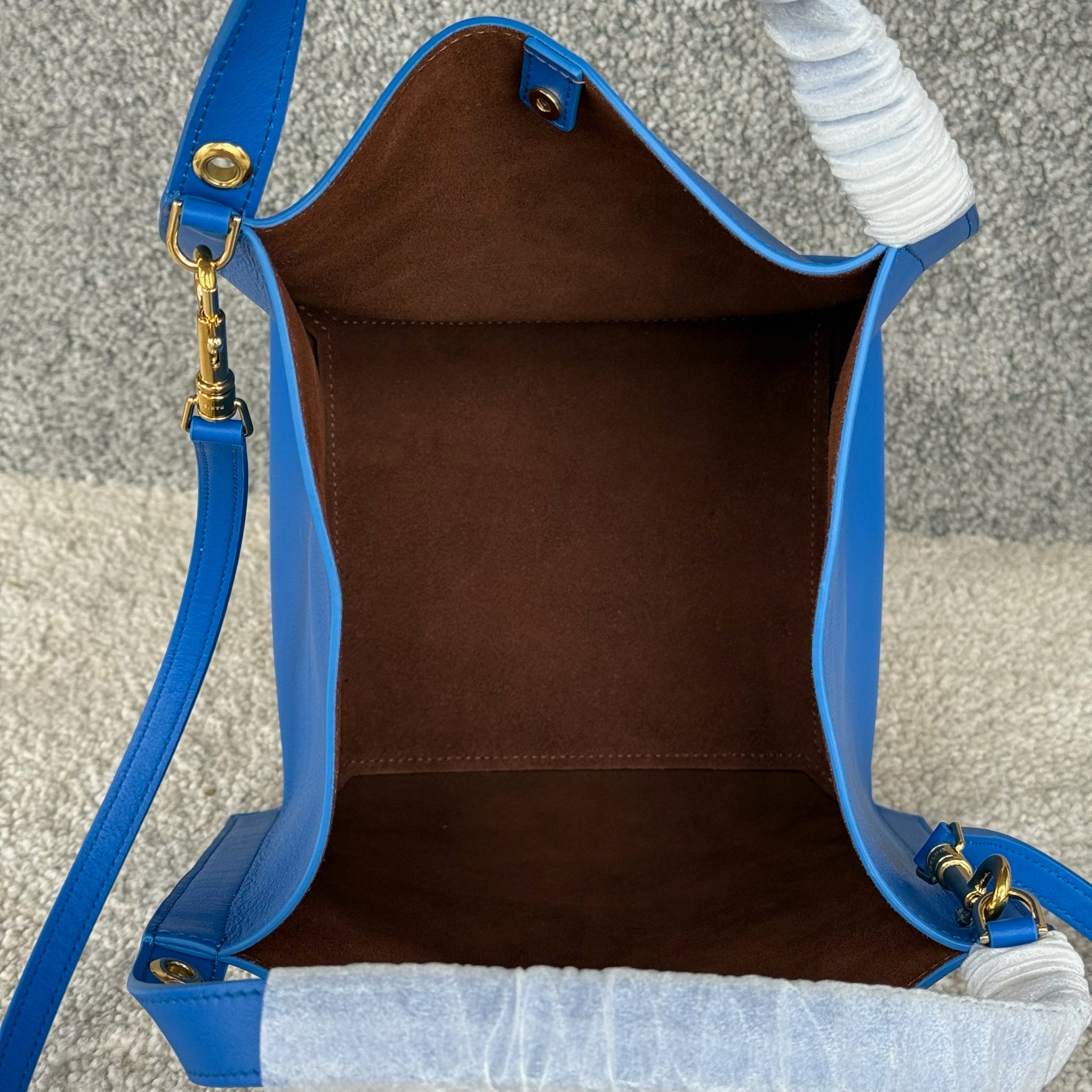 CUBO手袋👜CUBO手袋有着独特的方形设计，拥有线条流畅的皮革包框结构。尽显随性与现代格调，当属日常使