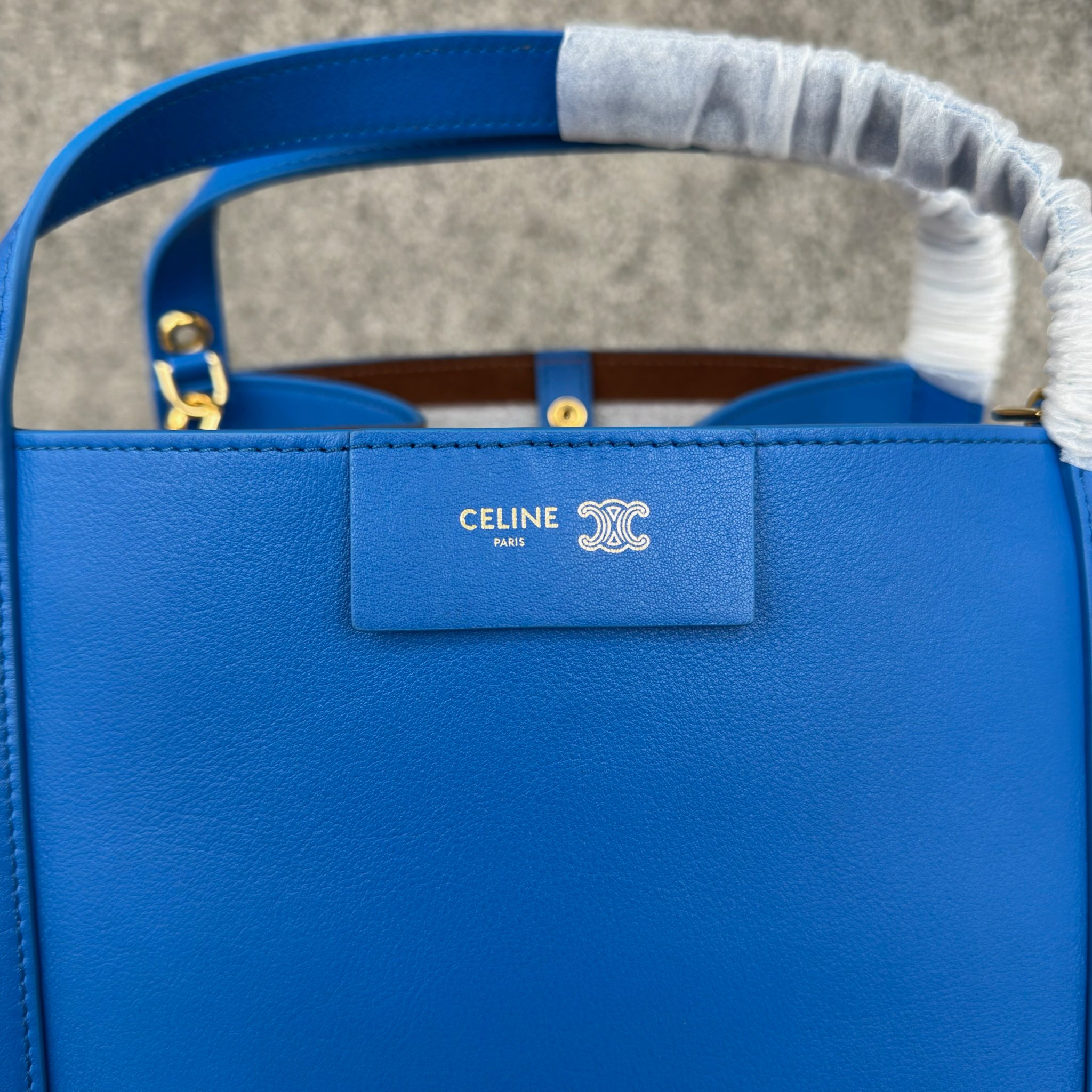 CUBO手袋👜CUBO手袋有着独特的方形设计，拥有线条流畅的皮革包框结构。尽显随性与现代格调，当属日常使