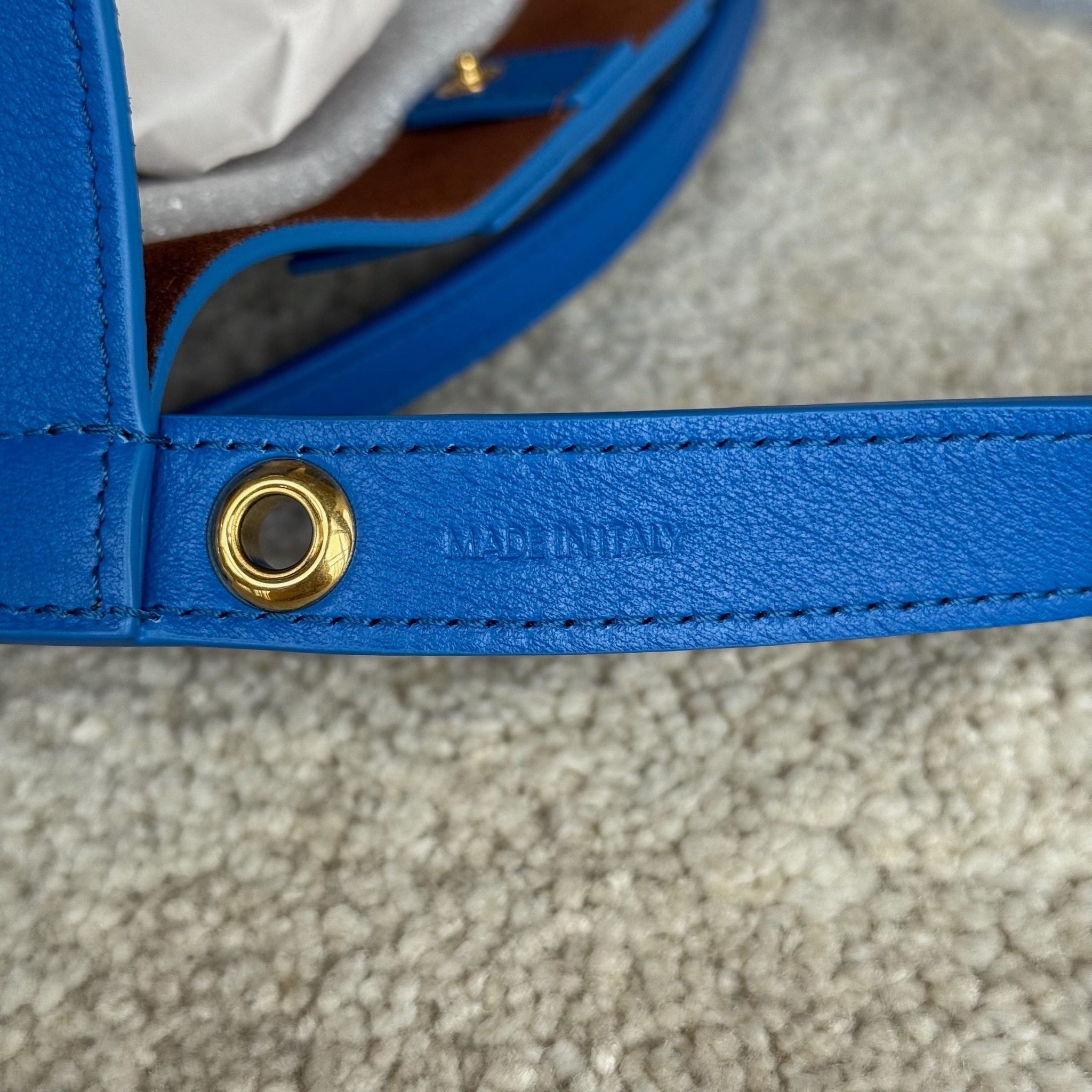 CUBO手袋👜CUBO手袋有着独特的方形设计，拥有线条流畅的皮革包框结构。尽显随性与现代格调，当属日常使