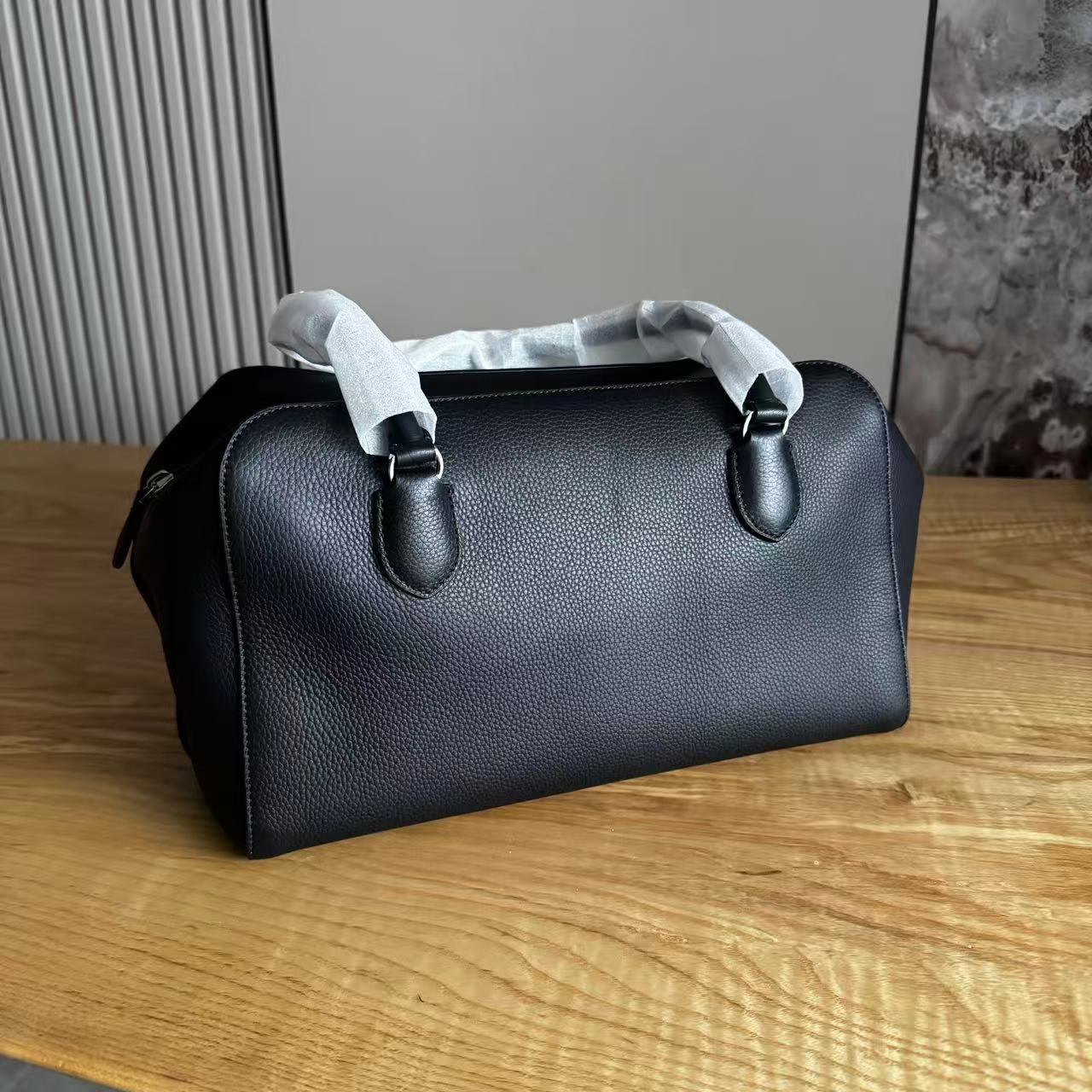 自然光下保龄球包实拍图【荔枝纹黑色】𝐓𝐇𝐄 𝐑𝐎*EW Bowling bag经典的保龄球包型，轻熟中带