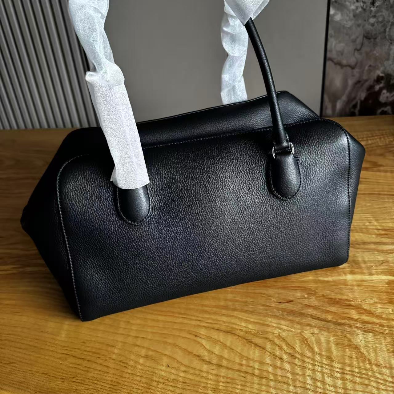 自然光下保龄球包实拍图【荔枝纹黑色】𝐓𝐇𝐄 𝐑𝐎*EW Bowling bag经典的保龄球包型，轻熟中带