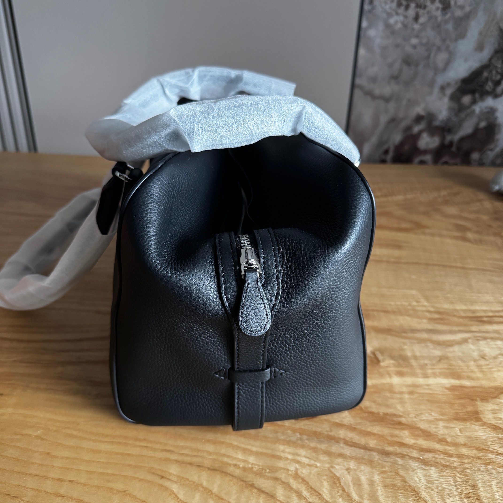 自然光下保龄球包实拍图【荔枝纹黑色】𝐓𝐇𝐄 𝐑𝐎*EW Bowling bag经典的保龄球包型，轻熟中带