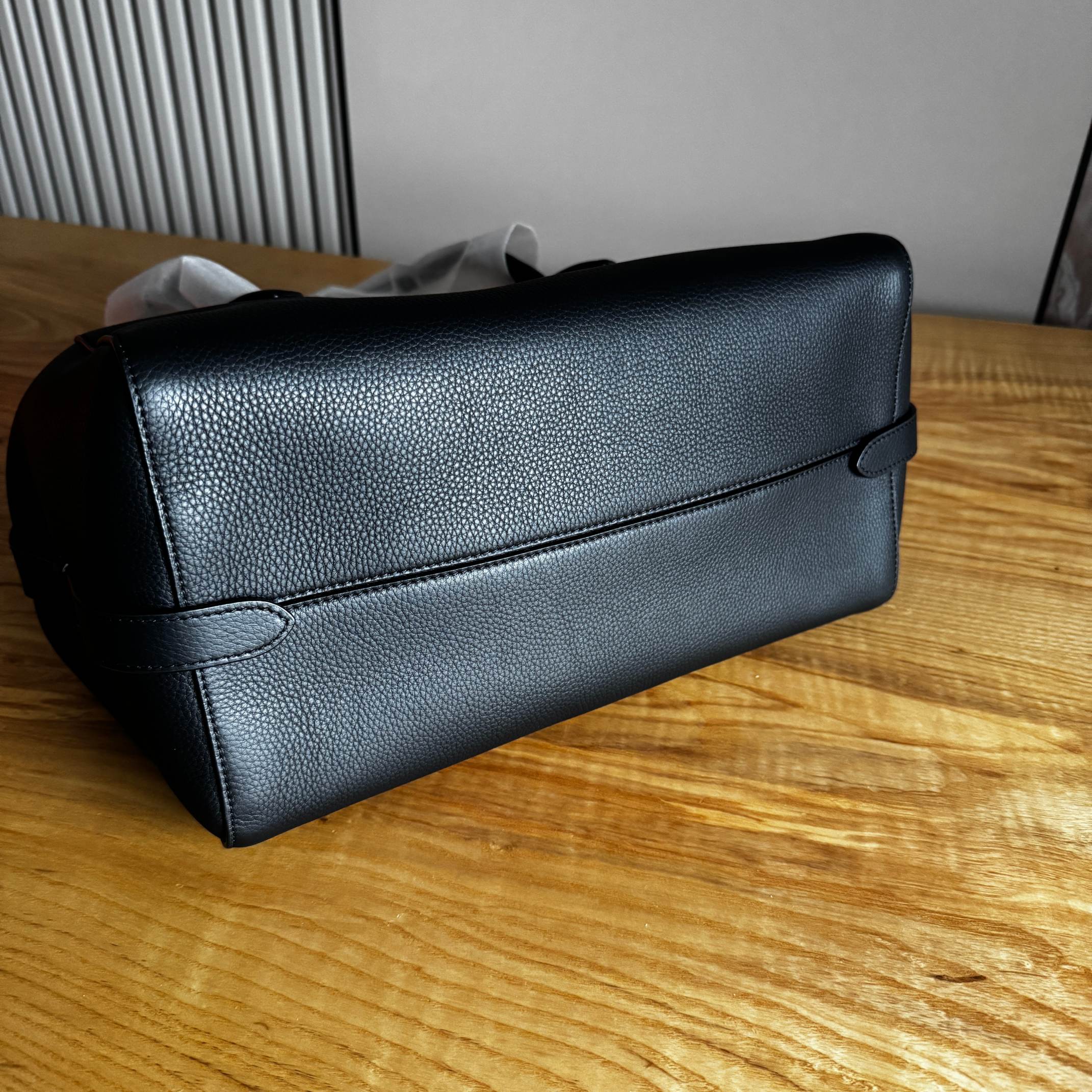 自然光下保龄球包实拍图【荔枝纹黑色】𝐓𝐇𝐄 𝐑𝐎*EW Bowling bag经典的保龄球包型，轻熟中带