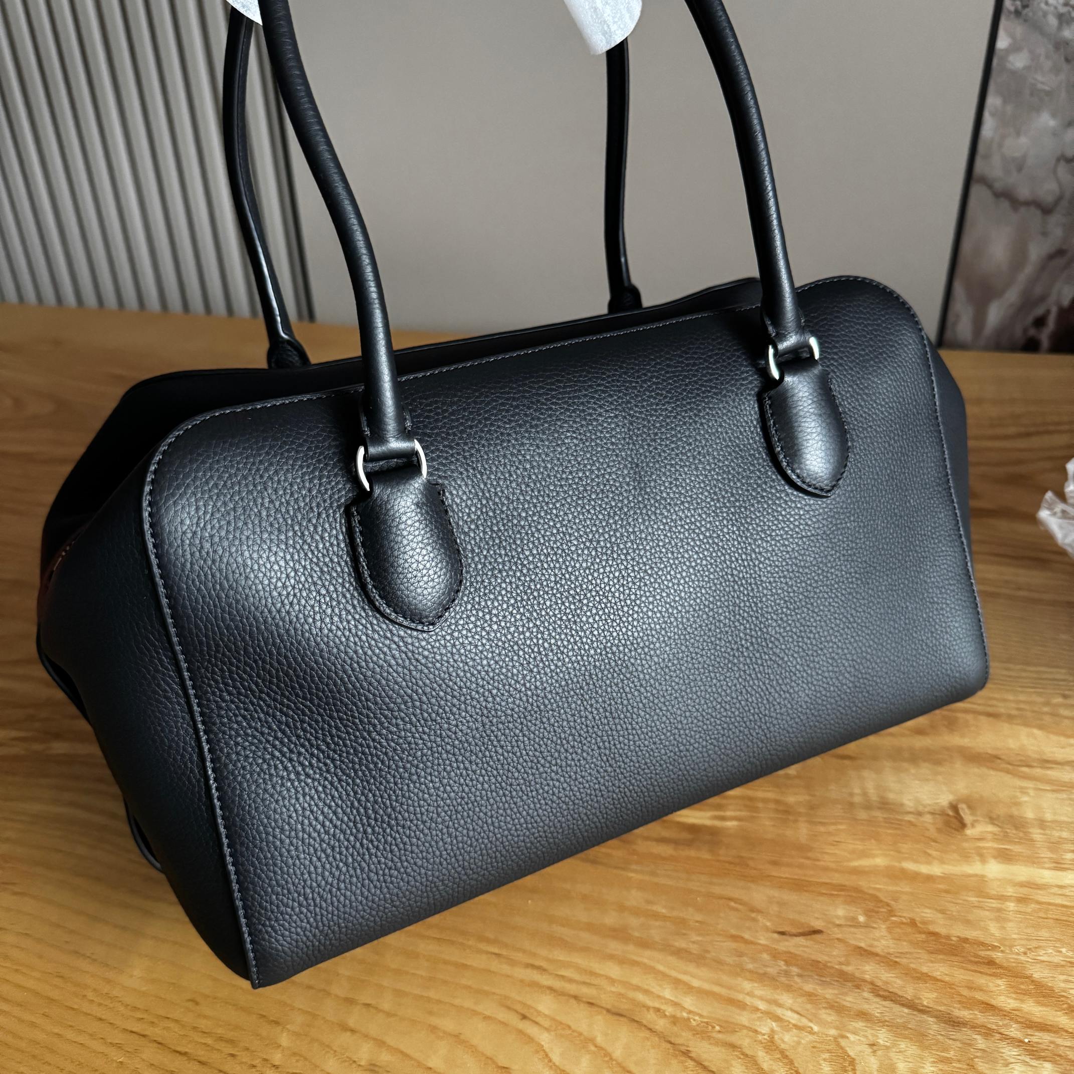 自然光下保龄球包实拍图【荔枝纹黑色】𝐓𝐇𝐄 𝐑𝐎*EW Bowling bag经典的保龄球包型，轻熟中带