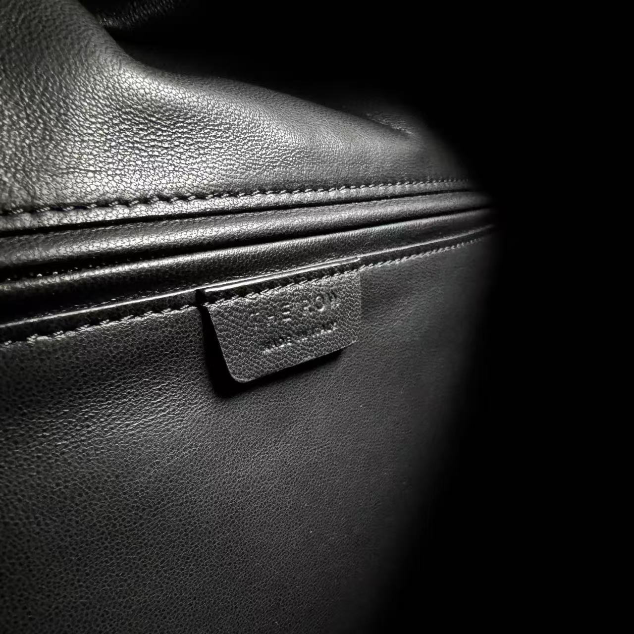 自然光下保龄球包实拍图【荔枝纹黑色】𝐓𝐇𝐄 𝐑𝐎*EW Bowling bag经典的保龄球包型，轻熟中带