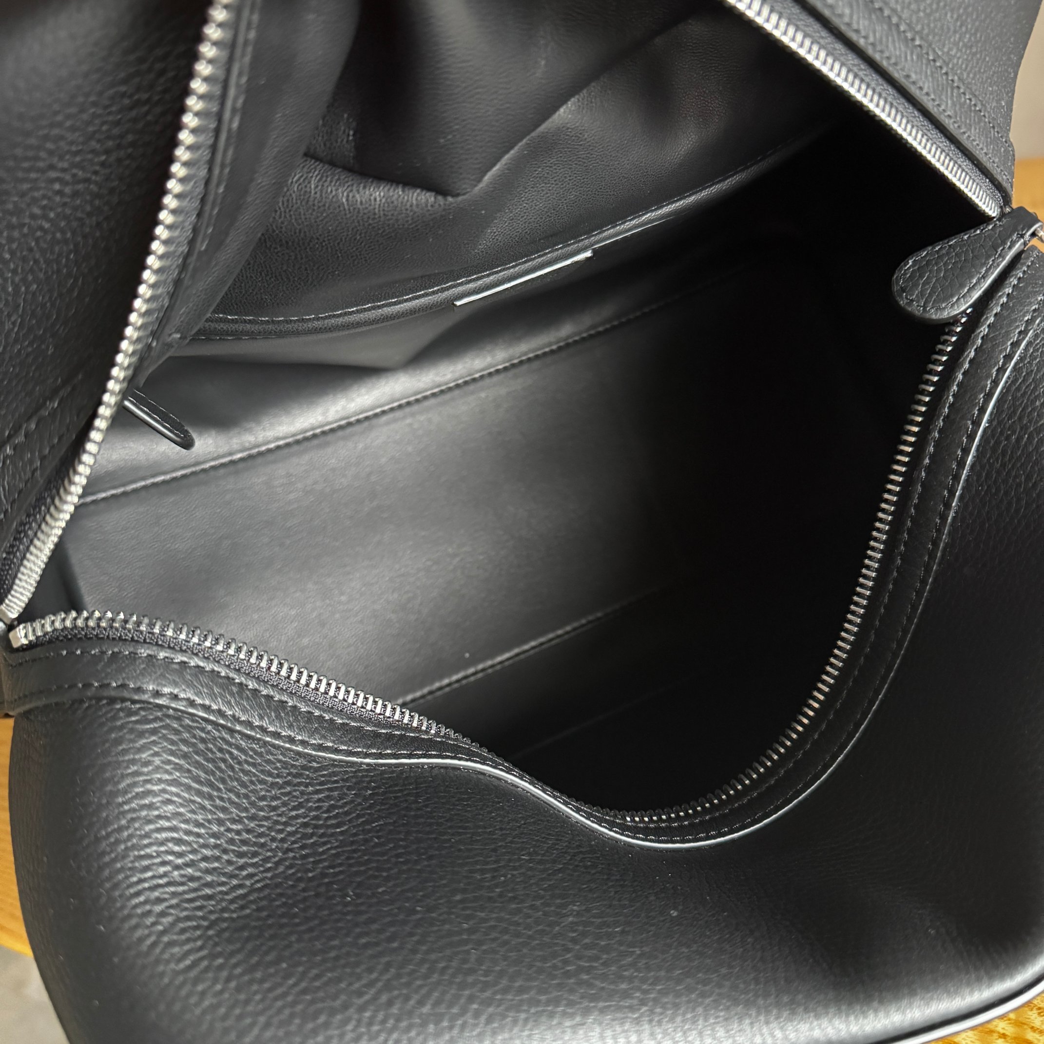 自然光下保龄球包实拍图【荔枝纹黑色】𝐓𝐇𝐄 𝐑𝐎*EW Bowling bag经典的保龄球包型，轻熟中带