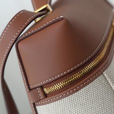 LP诺 悠 翩雅 Extra Bag L27 帆布/皮 宽开口加大容量斜挎包,包型设计更立体更有型,包身采用进口原厂小牛 LP诺 悠 翩雅 Extra Bag L27 帆布/皮 宽开口加大容量斜挎包,包型设计更立体更有型,包身采用进口原厂小牛