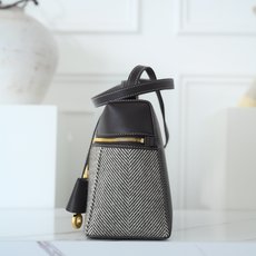 LP诺 悠 翩雅 Extra Bag L27 帆布/皮 宽开口加大容量斜挎包,包型设计更立体更有型,包身采用进口原厂小牛 LP诺 悠 翩雅 Extra Bag L27 帆布/皮 宽开口加大容量斜挎包,包型设计更立体更有型,包身采用进口原厂小牛