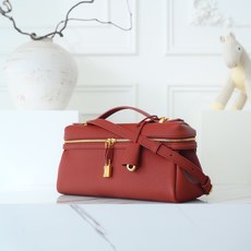 LP Extra Softy Bag L29饭盒包 被昵称为 “LP吐司包”。它的美,源于那种怡到好 处的柔软与修长,修 LP Extra Softy Bag L29饭盒包 被昵称为 “LP吐司包”。它的美,源于那种怡到好 处的柔软与修长,修